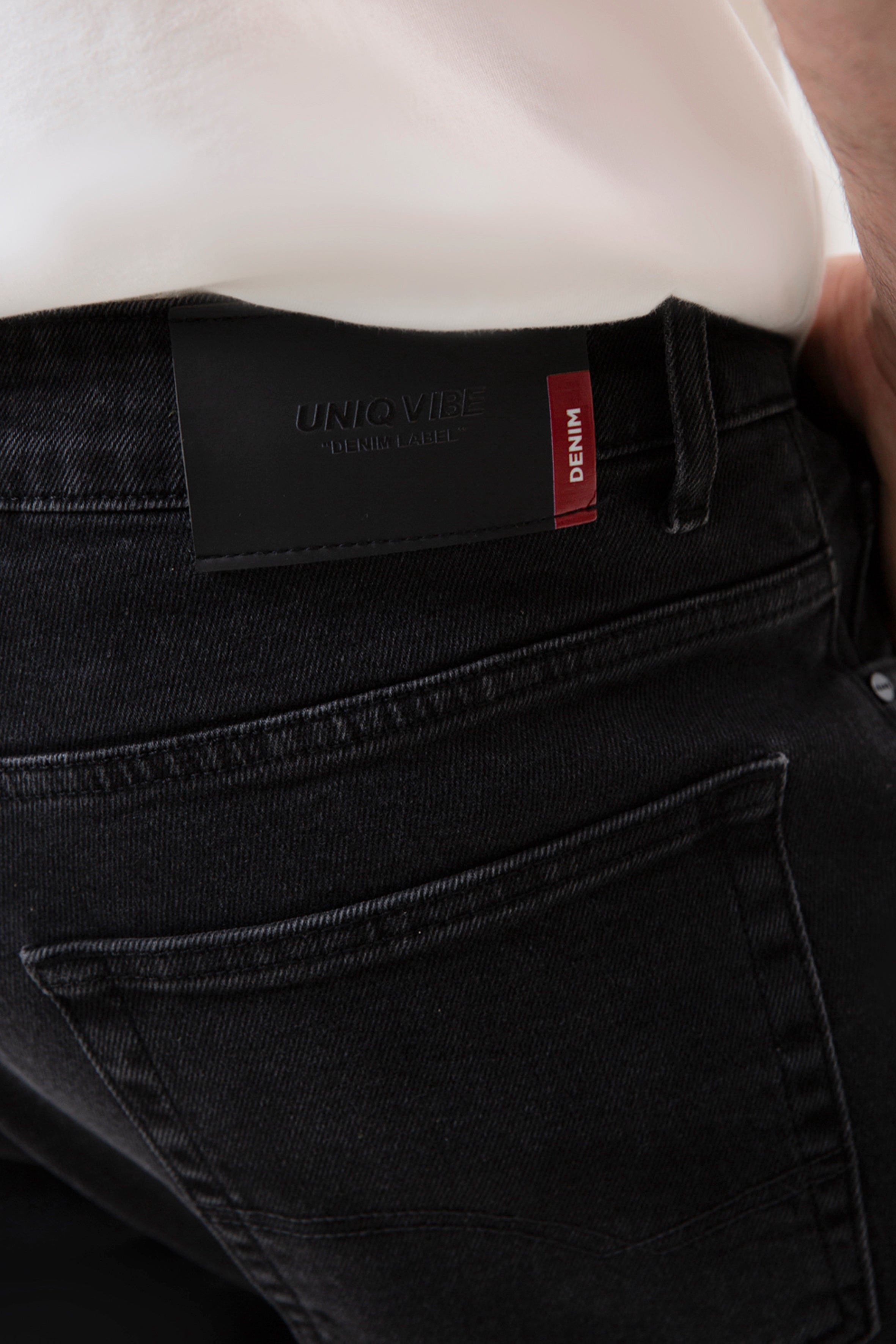 Rahat kesimi ve modern yapısıyla öne çıkan erkek comfort jean, gün boyu konfor sunan zamansız bir parçadır. Dayanıklı denim dokusu uzun ömürlü kullanım sağlarken, comfort fit formu doğal ve dengeli bir siluet oluşturur. Şehir temposuna uyum sağlayan bu denim pantolon erkek modeli, basic tişörtlerden gömleklere kadar pek çok kombinle zahmetsizce uyum sağlar.