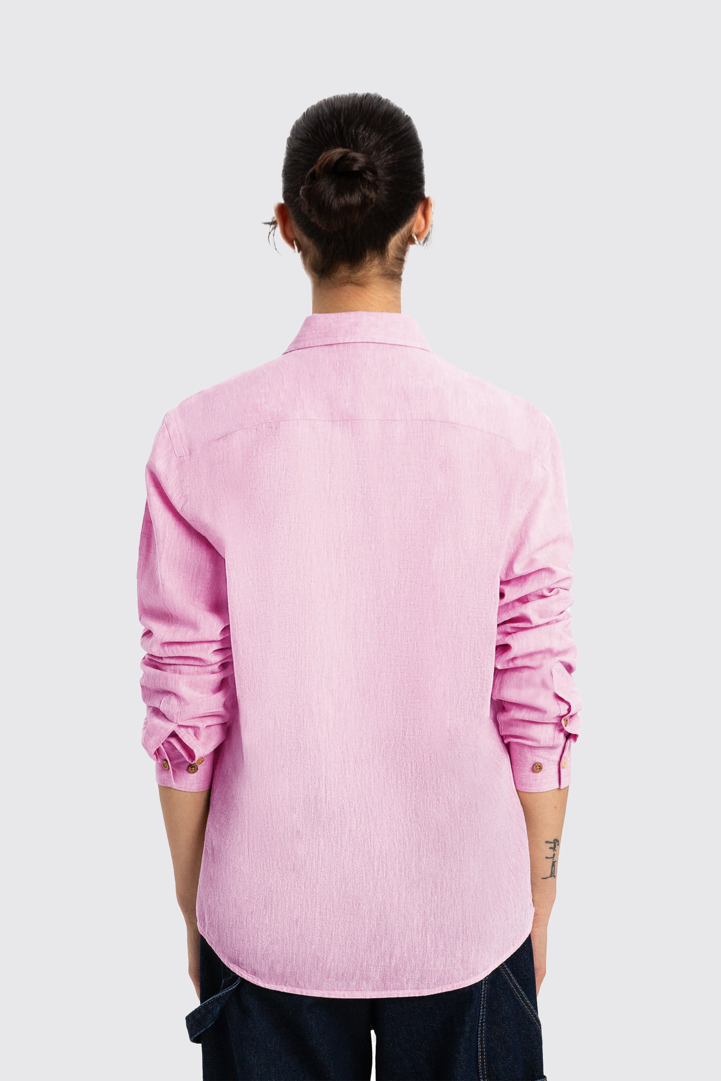 UNIQVIBE pembe kadın keten gömlek, uzun kollu, düğmeli yaka detaylı, keten kumaştan üretilmiş şık ve modern bir tasarım. #Renk_Pembe