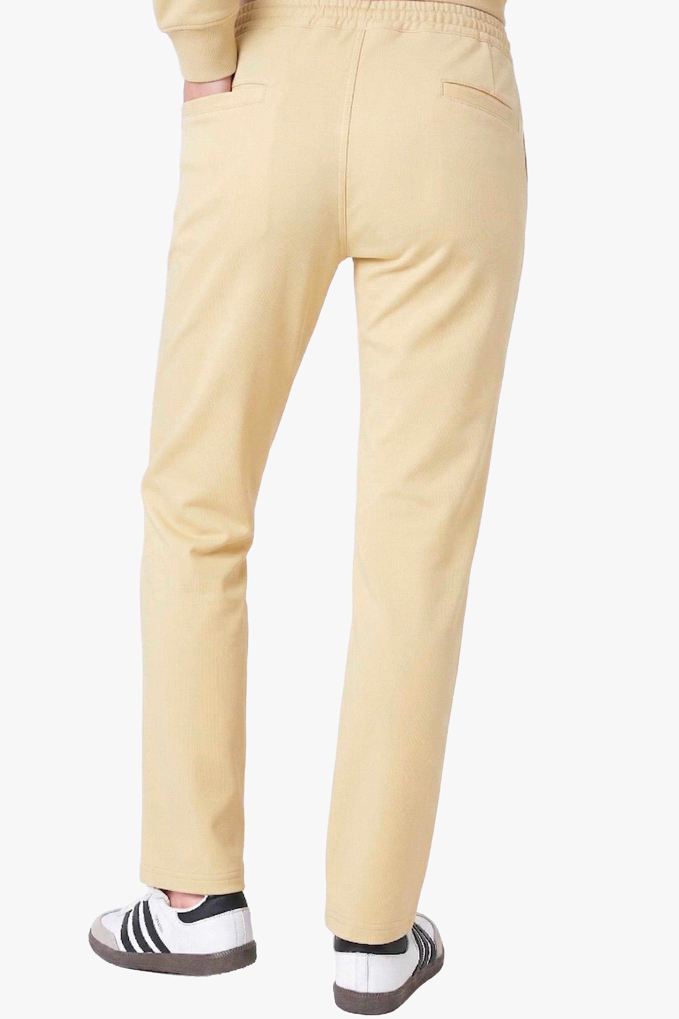 Rahatlık, stil ve sürdürülebilirlik bir arada!  organik pamuktan üretilen sarı rengi sweatpant, yumuşak dokusuyla gün boyu konfor sağlarken, modern kesimiyle her kombine uyum sağlar. Hem evde hem dışarıda özgürce hareket etmen için tasarlandı. 