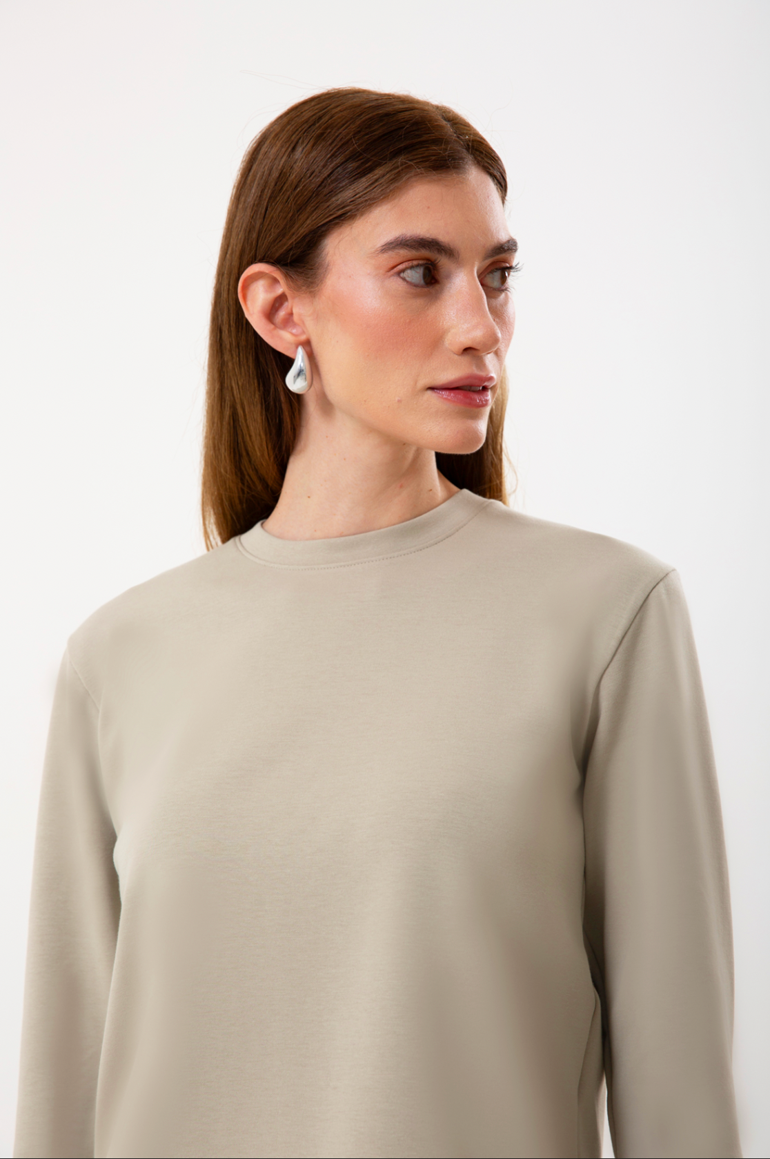 UNIQVIBE’ın organik pamuklu gömlek garnili sweatshirt modeli; siyah, bordo ve bej renk seçenekleriyle doğal bir şıklık sunar. Gömlek görünümü veren garnili detayı, sade sweatshirt formuna modern bir çizgi katarken nefes alan yapısı ve yumuşak dokusuyla gün boyu konfor sağlar. Doğaya saygılı üretim anlayışımızla hazırlanan bu tasarım, siyahın zamansızlığı, bordonun enerjisi ve bejin doğal tonuyla minimal stili günlük hayata taşır.