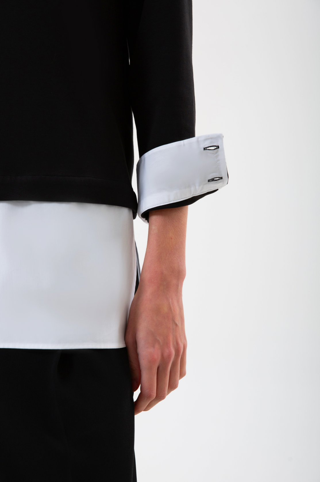 UNIQVIBE’ın organik pamuklu gömlek garnili sweatshirt modeli; siyah, bordo ve bej renk seçenekleriyle doğal bir şıklık sunar. Gömlek görünümü veren garnili detayı, sade sweatshirt formuna modern bir çizgi katarken nefes alan yapısı ve yumuşak dokusuyla gün boyu konfor sağlar. Doğaya saygılı üretim anlayışımızla hazırlanan bu tasarım, siyahın zamansızlığı, bordonun enerjisi ve bejin doğal tonuyla minimal stili günlük hayata taşır.