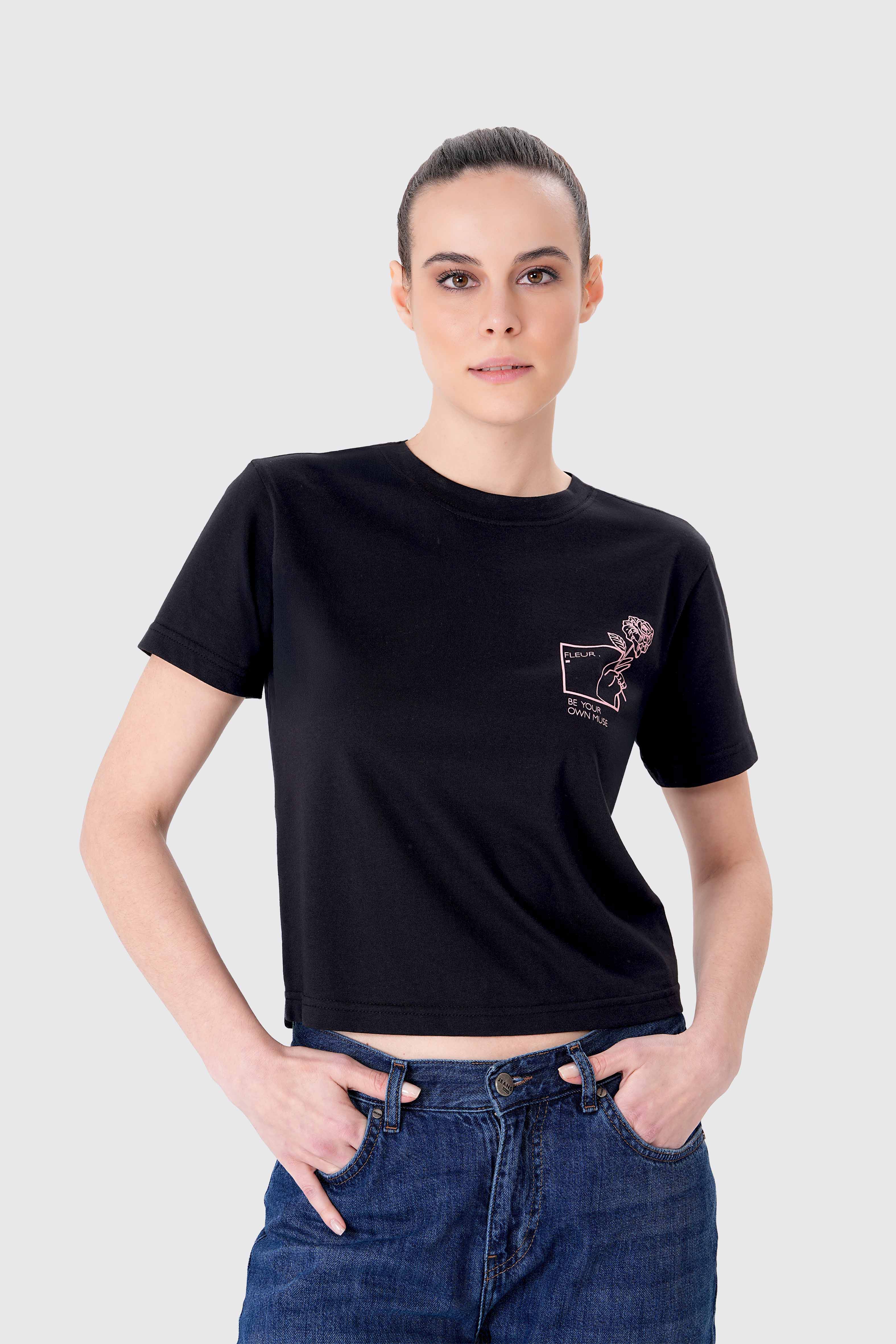 %100 organik pamuktan üretilmiş GOTS sertifikalı kadın crop tişört. Siyah renkli, baskılı ve kısa kollu tasarımıyla yaz aylarında hem konfor hem stil sunar. Sürdürülebilir moda anlayışıyla üretilen bu tişört, doğa dostu kumaşı ve modern kesimiyle günlük kombinler için ideal bir parça.