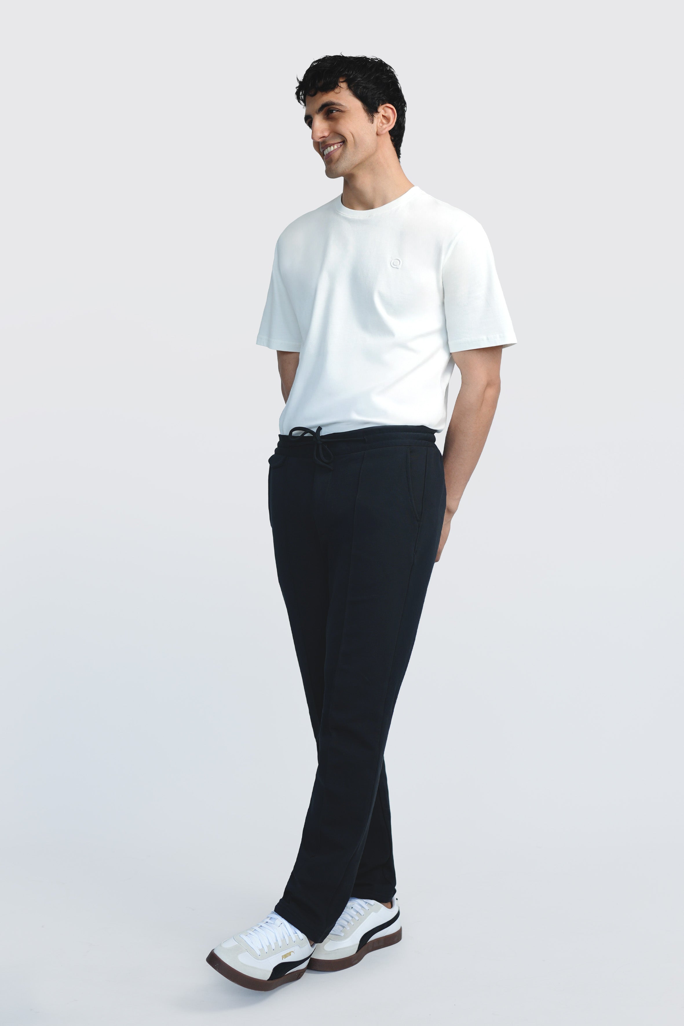 %100 organik pamuktan üretilen siyah sweatpant, doğa dostu ve nefes alabilen yapısıyla gün boyu konfor sunar. Yumuşak dokusu ve rahat kesimiyle hem şehirde hem de evde tarzını tamamlar. Sürdürülebilir moda anlayışıyla tasarlanan bu sweatpant, zamansız şıklık ve maksimum rahatlık arayanlar için ideal seçim.