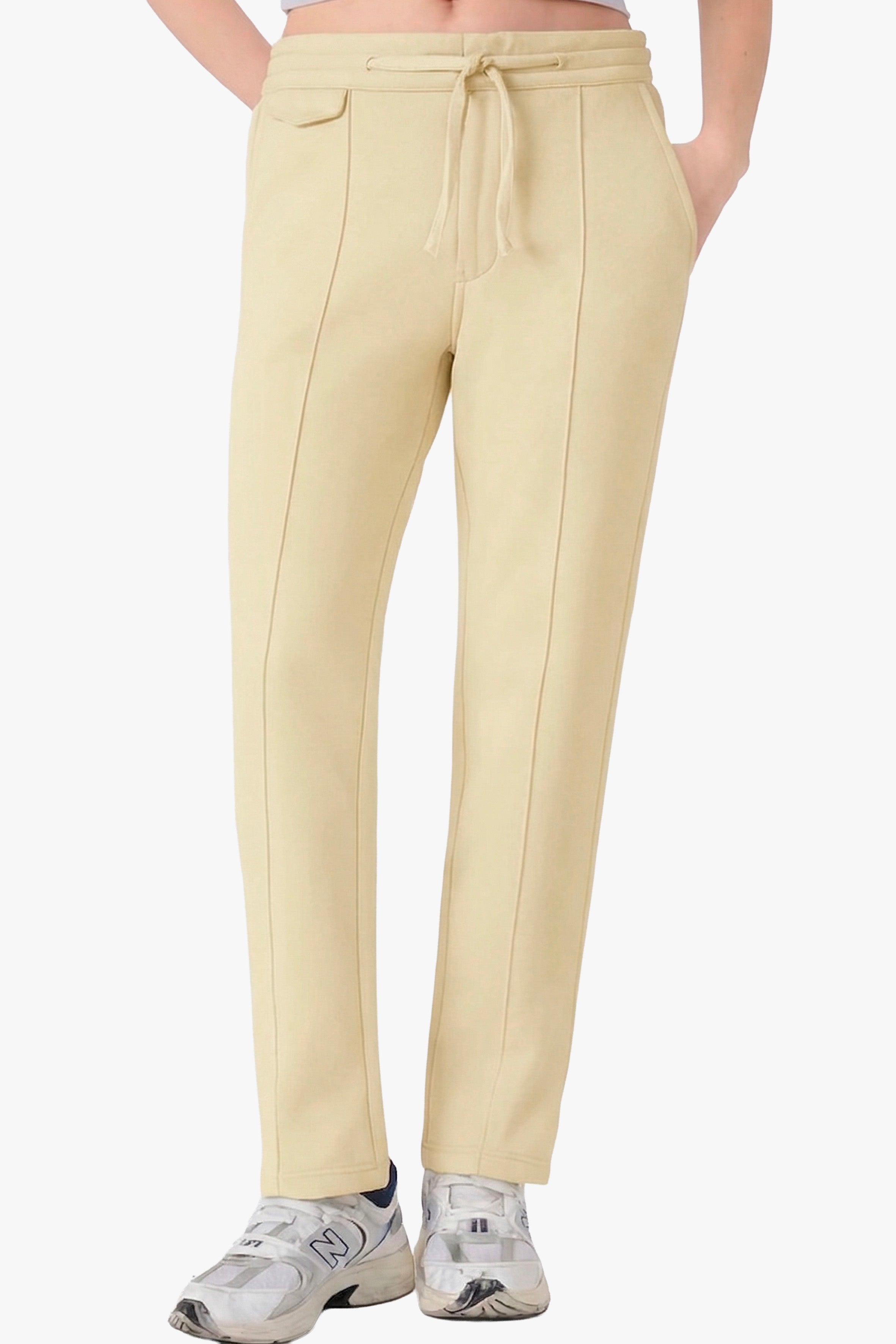 Rahatlık, stil ve sürdürülebilirlik bir arada!  organik pamuktan üretilen sarı rengi sweatpant, yumuşak dokusuyla gün boyu konfor sağlarken, modern kesimiyle her kombine uyum sağlar. Hem evde hem dışarıda özgürce hareket etmen için tasarlandı. 