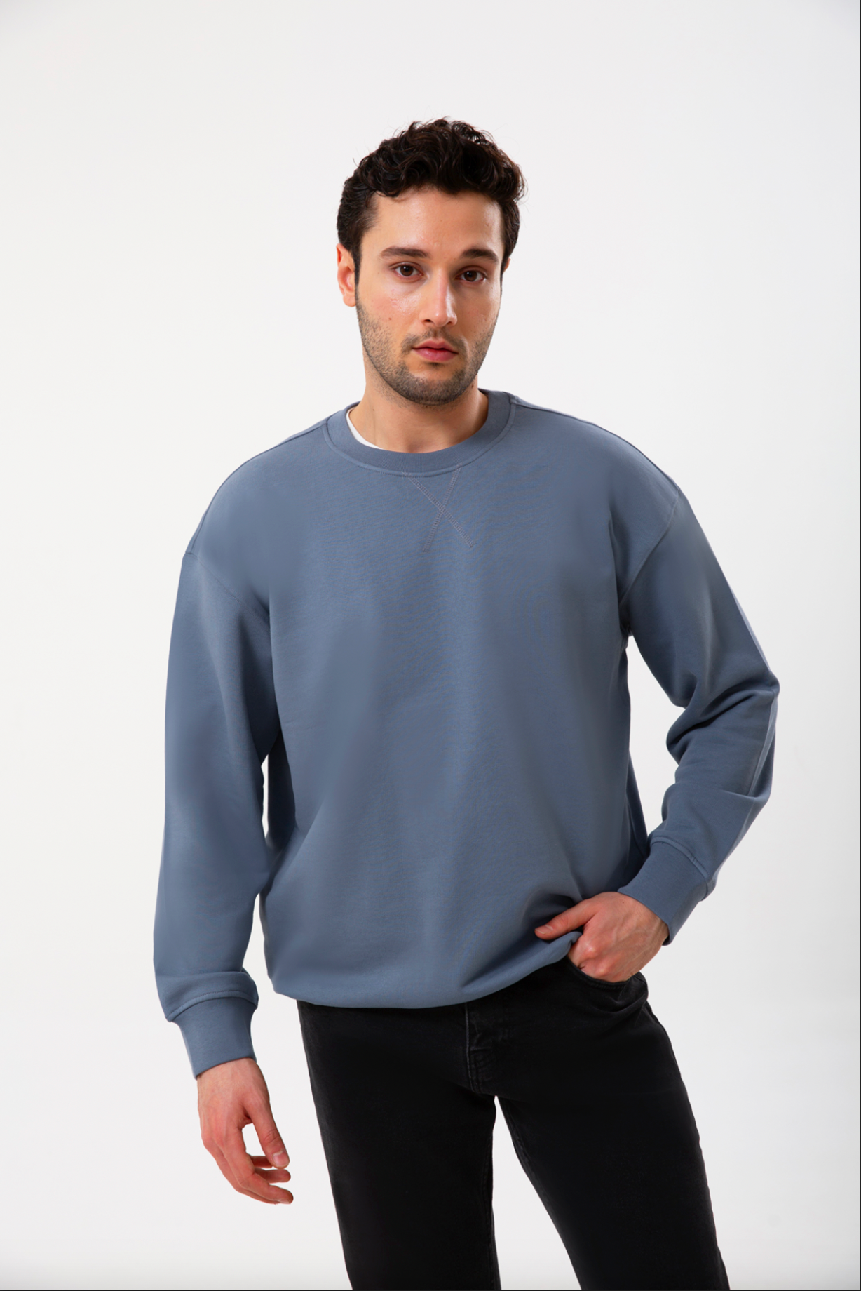 Pamuklu dokusuyla rahat bir kullanım sunan erkek regular sweatshirt, sade çizgisi ve modern kalıbıyla günlük stile kolayca uyum sağlar. Nefes alan yapısı sayesinde gün boyu konforlu bir his verirken, zamansız tasarımı hem spor hem şehir kombinlerinde pratik bir seçenek oluşturur. ‘Erkek regular sweatshirt’ ve ‘pamuklu sweatshirt erkek’ aramalarında öne çıkan kullanışlı ve şık bir modeldir.