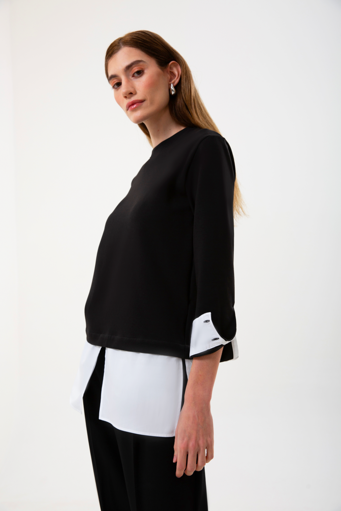 UNIQVIBE’ın organik pamuklu gömlek garnili sweatshirt modeli; siyah, bordo ve bej renk seçenekleriyle doğal bir şıklık sunar. Gömlek görünümü veren garnili detayı, sade sweatshirt formuna modern bir çizgi katarken nefes alan yapısı ve yumuşak dokusuyla gün boyu konfor sağlar. Doğaya saygılı üretim anlayışımızla hazırlanan bu tasarım, siyahın zamansızlığı, bordonun enerjisi ve bejin doğal tonuyla minimal stili günlük hayata taşır.