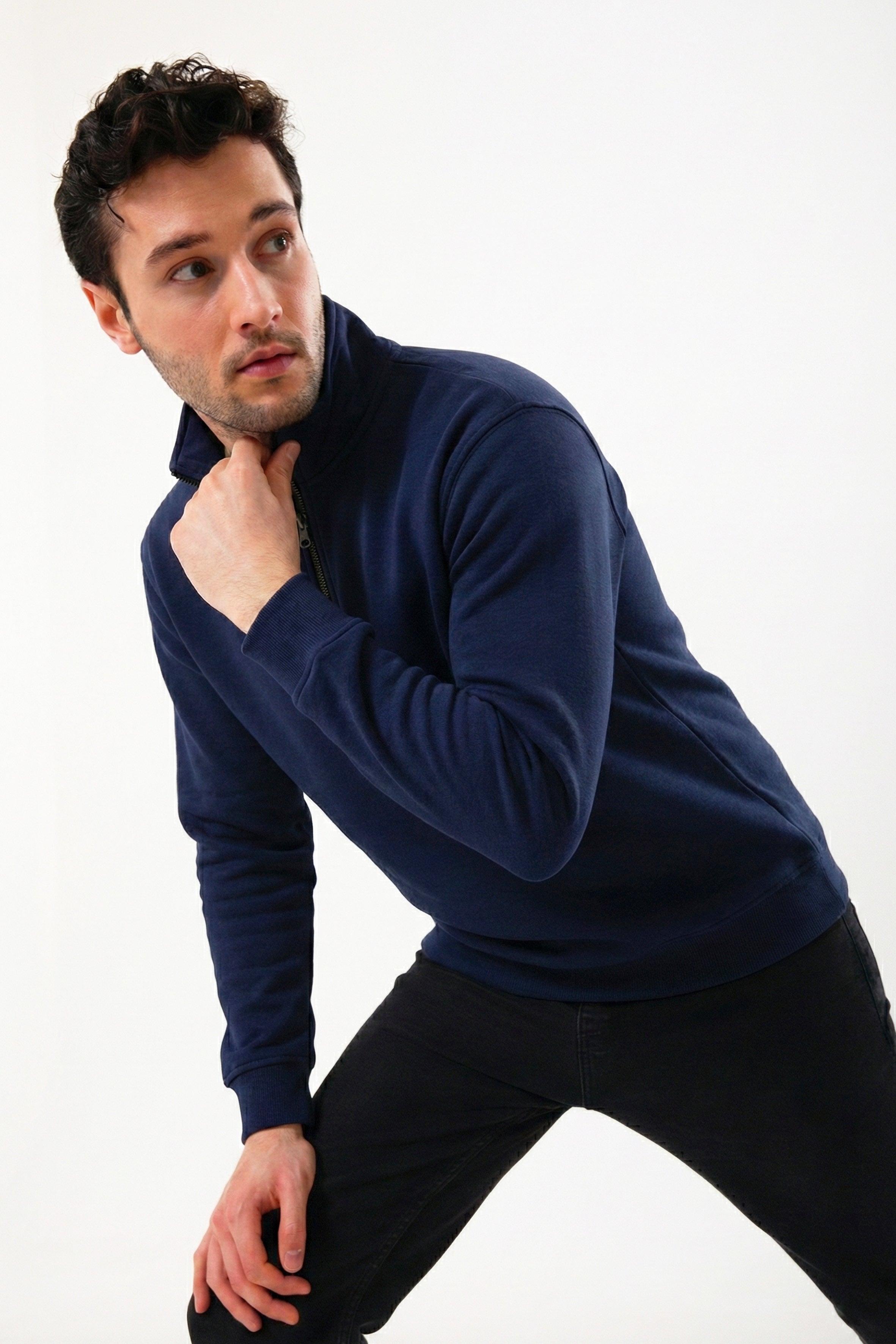 %100 organik pamuk kumaştan üretilmiş lacivert yarım fermuarlı sweatshirt. Doğal pamuk dokusu sayesinde nefes alabilir, yumuşak ve cilt dostu yapı sunar. Günlük kullanım, rahat stil ve sürdürülebilir moda tercih edenler için ideal organik pamuk erkek sweatshirt modeli. Minimal tasarımı, dik yaka detayı ve modern kesimiyle hem casual kombinlerde hem şehir stilinde kullanılabilir. Organik pamuk yarım fermuarlı sweatshirt, çevre dostu üretim ve konforu bir arada sunar.