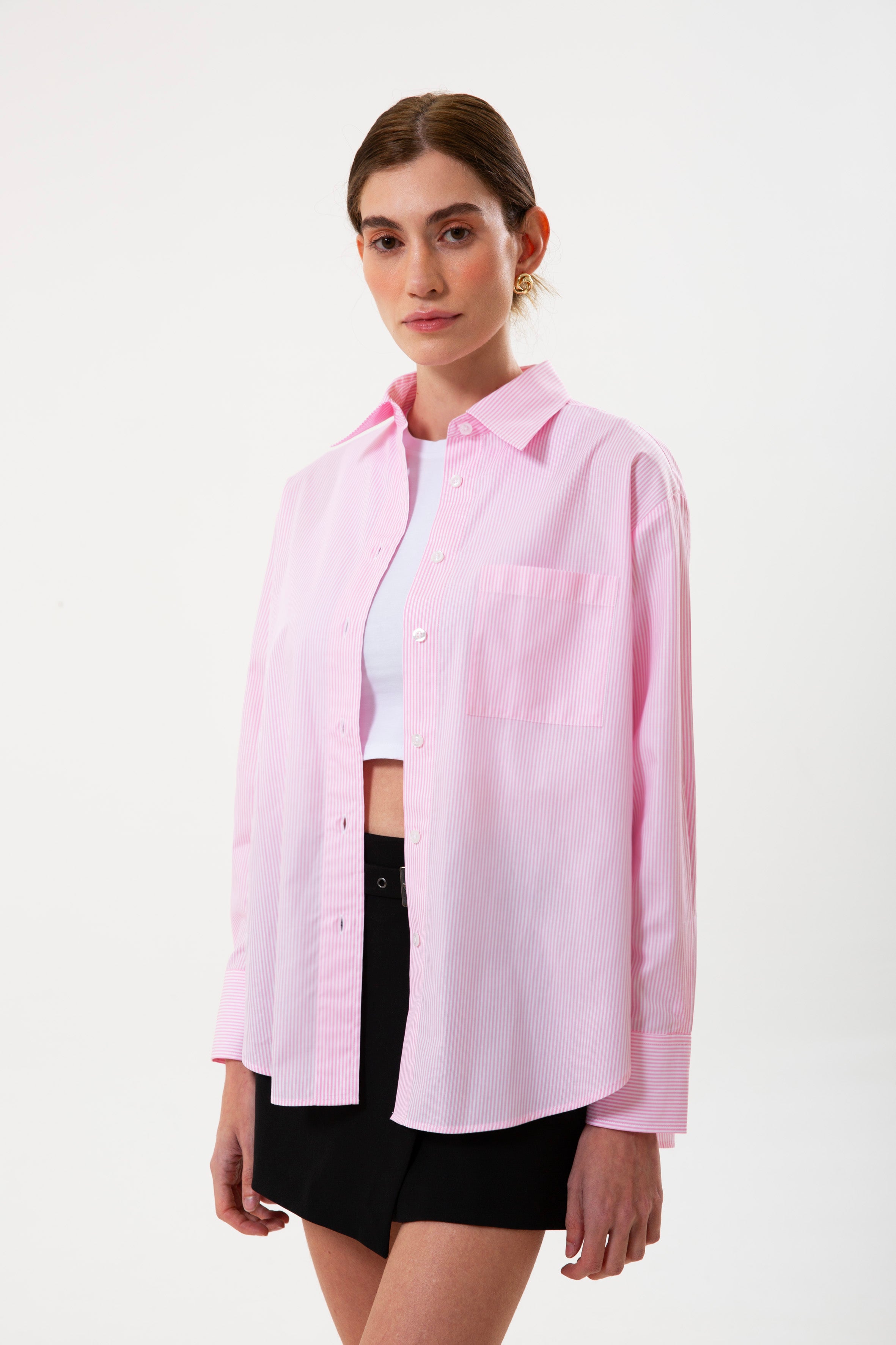 Pembe çizgili %100 pamuk kadın gömlek; uzun kollu, bol kesim ve nefes alan doğal kumaşıyla günlük kullanım için idealdir. Rahat kalıbı ve şık çizgili deseniyle hem ofis stiline hem de özel gün kombinlerine uyum sağlar.
