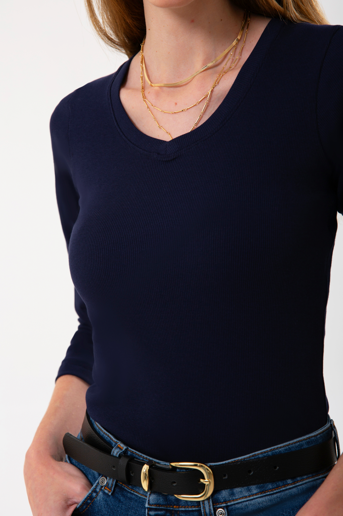 UNIQVIBE’ın organik pamuklu fitilli V yaka kaşkorse bluzu, doğal dokusu ve sade şıklığıyla günlük stile modern bir rahatlık katar. Kaşkorse yapısının esnekliği, vücuda uyum sağlayan fitilli formuyla birleşerek hem konforlu hem zarif bir görünüm sunar. Nefes alan organik kumaşı sayesinde gün boyu rahatlık sağlarken, minimal çizgisiyle jean, etek ve blazer kombinlerine kolayca uyum sağlar. 