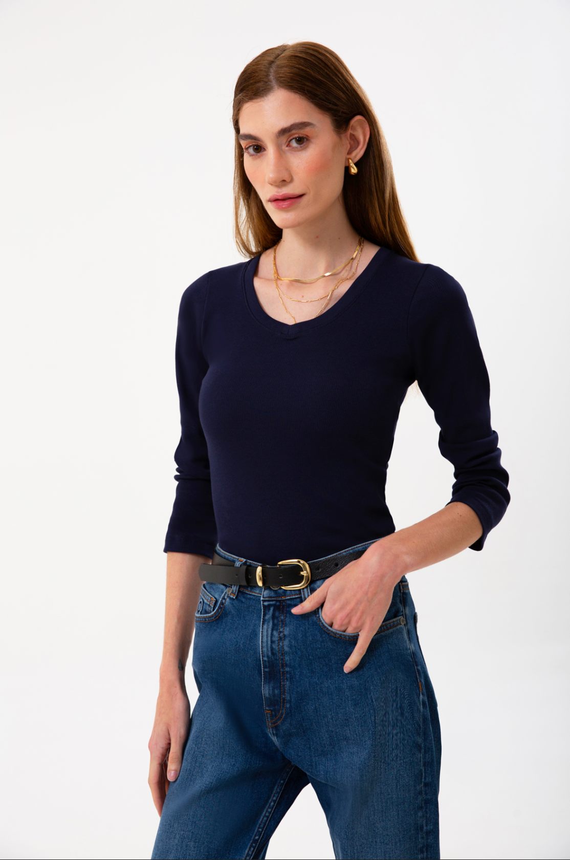 UNIQVIBE’ın organik pamuklu fitilli V yaka kaşkorse bluzu, doğal dokusu ve sade şıklığıyla günlük stile modern bir rahatlık katar. Kaşkorse yapısının esnekliği, vücuda uyum sağlayan fitilli formuyla birleşerek hem konforlu hem zarif bir görünüm sunar. Nefes alan organik kumaşı sayesinde gün boyu rahatlık sağlarken, minimal çizgisiyle jean, etek ve blazer kombinlerine kolayca uyum sağlar. 