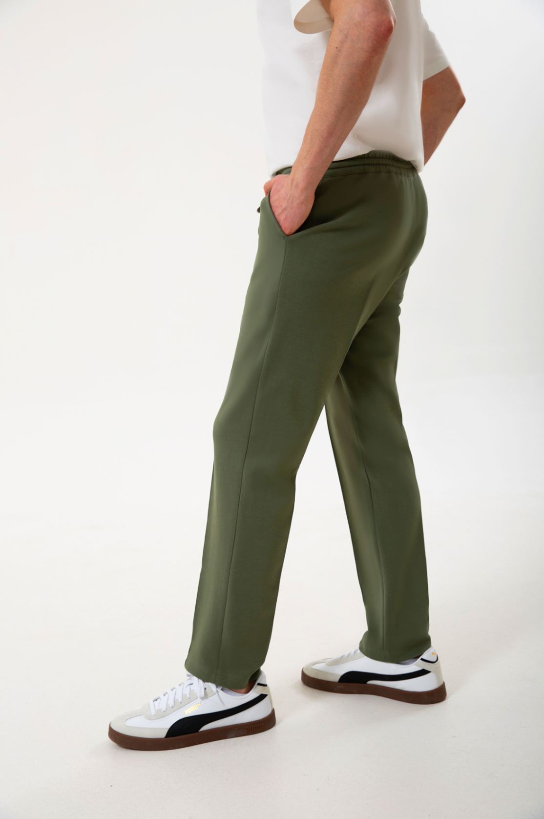 Rahatlık, stil ve sürdürülebilirlik bir arada!
Organik pamuklu yapısıyla üretilen haki erkek sweatpant eşofman, yumuşak dokusuyla gün boyu konfor sağlarken modern kesimiyle her kombine uyum sağlar. Hem evde hem dışarıda özgürce hareket etmen için tasarlandı.