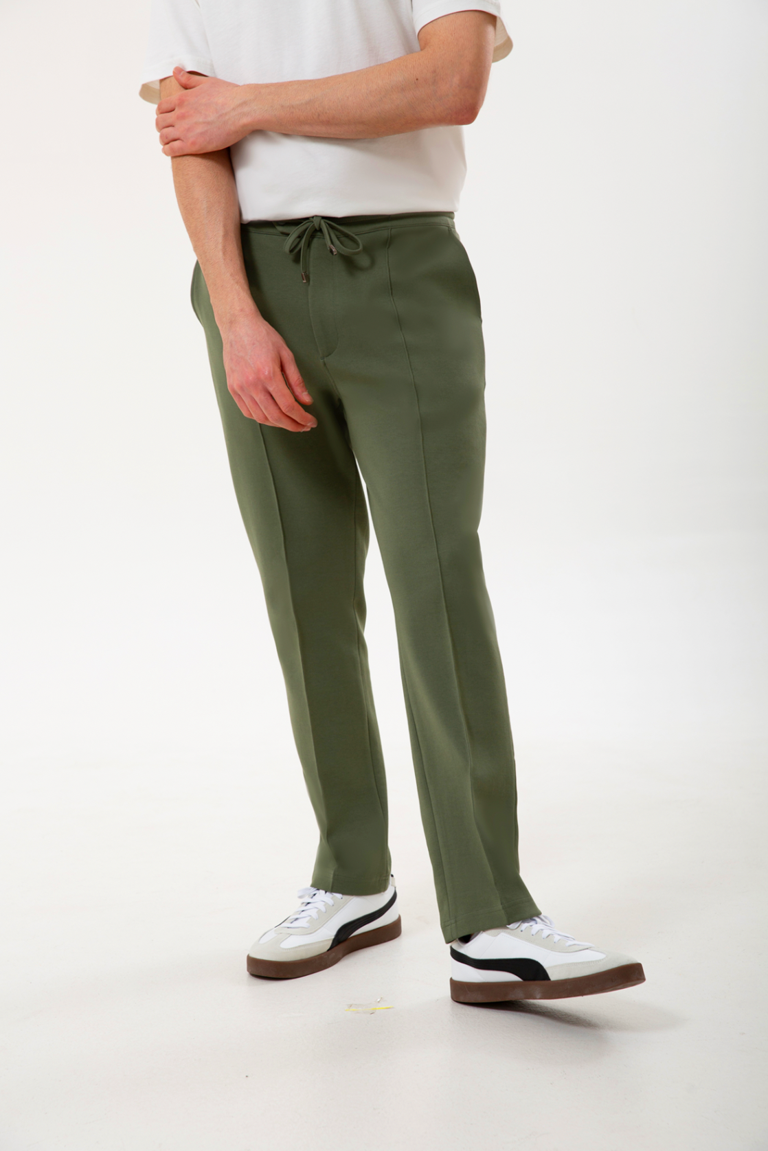 Rahatlık, stil ve sürdürülebilirlik bir arada!
Organik pamuklu yapısıyla üretilen haki erkek sweatpant eşofman, yumuşak dokusuyla gün boyu konfor sağlarken modern kesimiyle her kombine uyum sağlar. Hem evde hem dışarıda özgürce hareket etmen için tasarlandı.