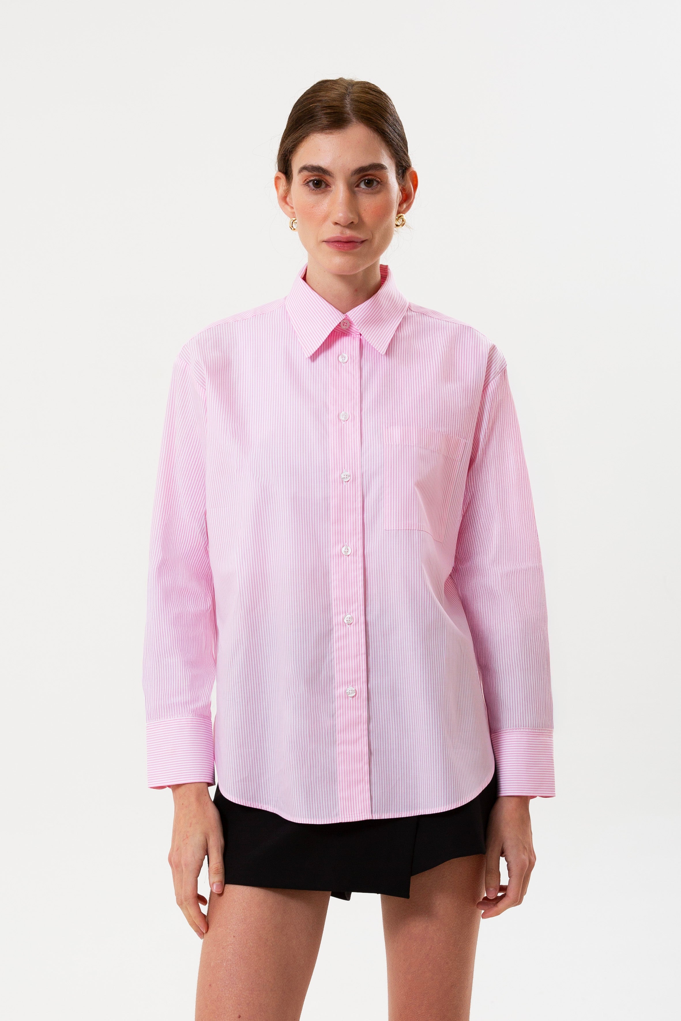 Pembe çizgili %100 pamuk kadın gömlek; uzun kollu, bol kesim ve nefes alan doğal kumaşıyla günlük kullanım için idealdir. Rahat kalıbı ve şık çizgili deseniyle hem ofis stiline hem de özel gün kombinlerine uyum sağlar.