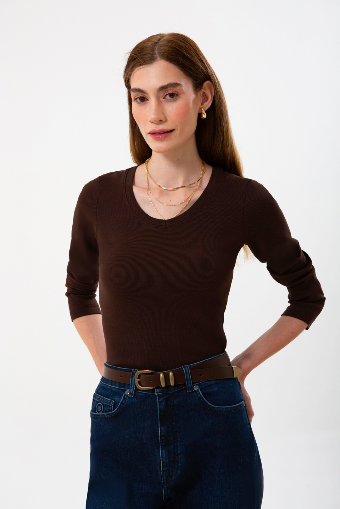 UNIQVIBE’ın organik pamuklu fitilli V yaka kaşkorse bluzu, doğal dokusu ve sade şıklığıyla günlük stile modern bir rahatlık katar. Kaşkorse yapısının esnekliği, vücuda uyum sağlayan fitilli formuyla birleşerek hem konforlu hem zarif bir görünüm sunar. Nefes alan organik kumaşı sayesinde gün boyu rahatlık sağlarken, minimal çizgisiyle jean, etek ve blazer kombinlerine kolayca uyum sağlar. ‘Organik pamuk bluz’, ‘kadın fitilli bluz’, ‘V yaka kaşkorse bluz’ gibi aramalarda öne çıkan bu tasarım, UNIQVIBE’ın doğa