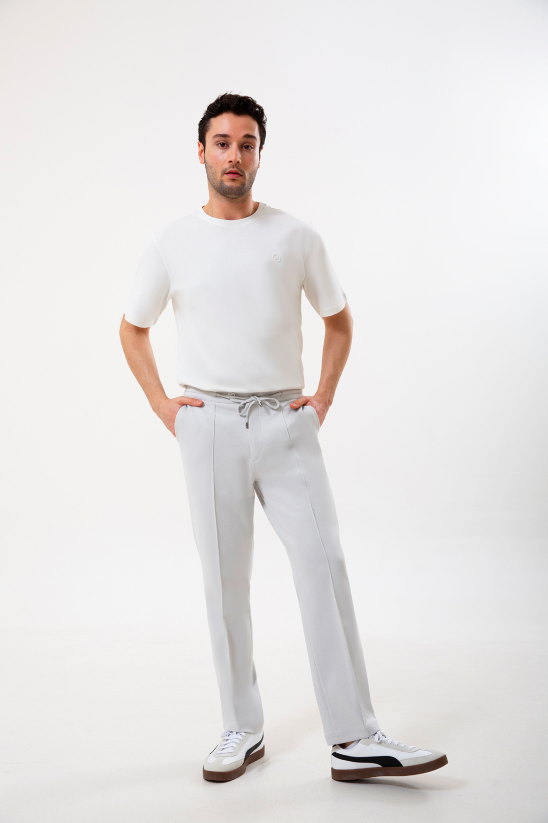 Rahatlık, stil ve sürdürülebilirlik bir arada!
Organik pamuklu yapısıyla üretilen taş erkek sweatpant eşofman, yumuşak dokusuyla gün boyu konfor sağlarken modern kesimiyle her kombine uyum sağlar. Hem evde hem dışarıda özgürce hareket etmen için tasarlandı.