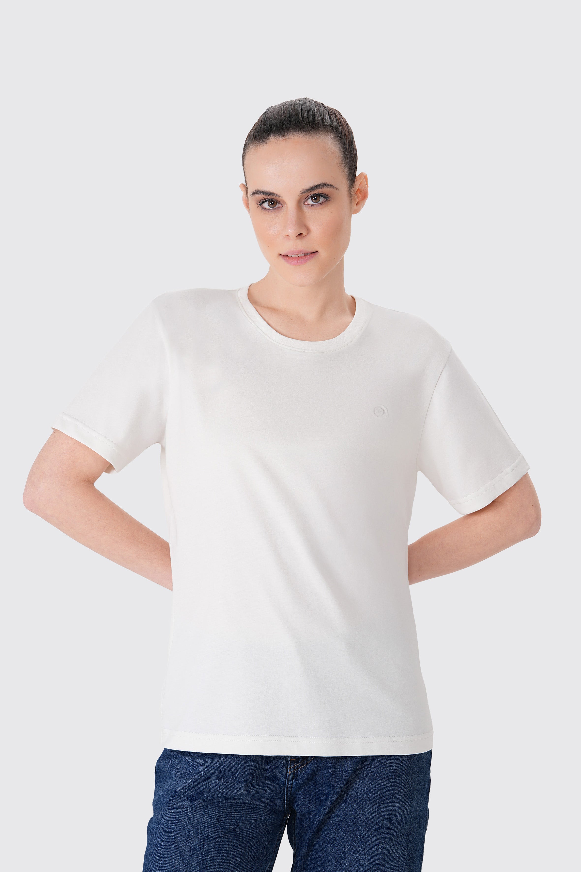 Basic model %100 organik pamuk kadın beyaz tişört – GOTS sertifikalı, kısa kollu ve çevre dostu sürdürülebilir tişört. Günlük kullanım için ideal, nefes alabilen kumaş yapısı ve rahat kalıbıyla yazlık giyim için mükemmel tercih.