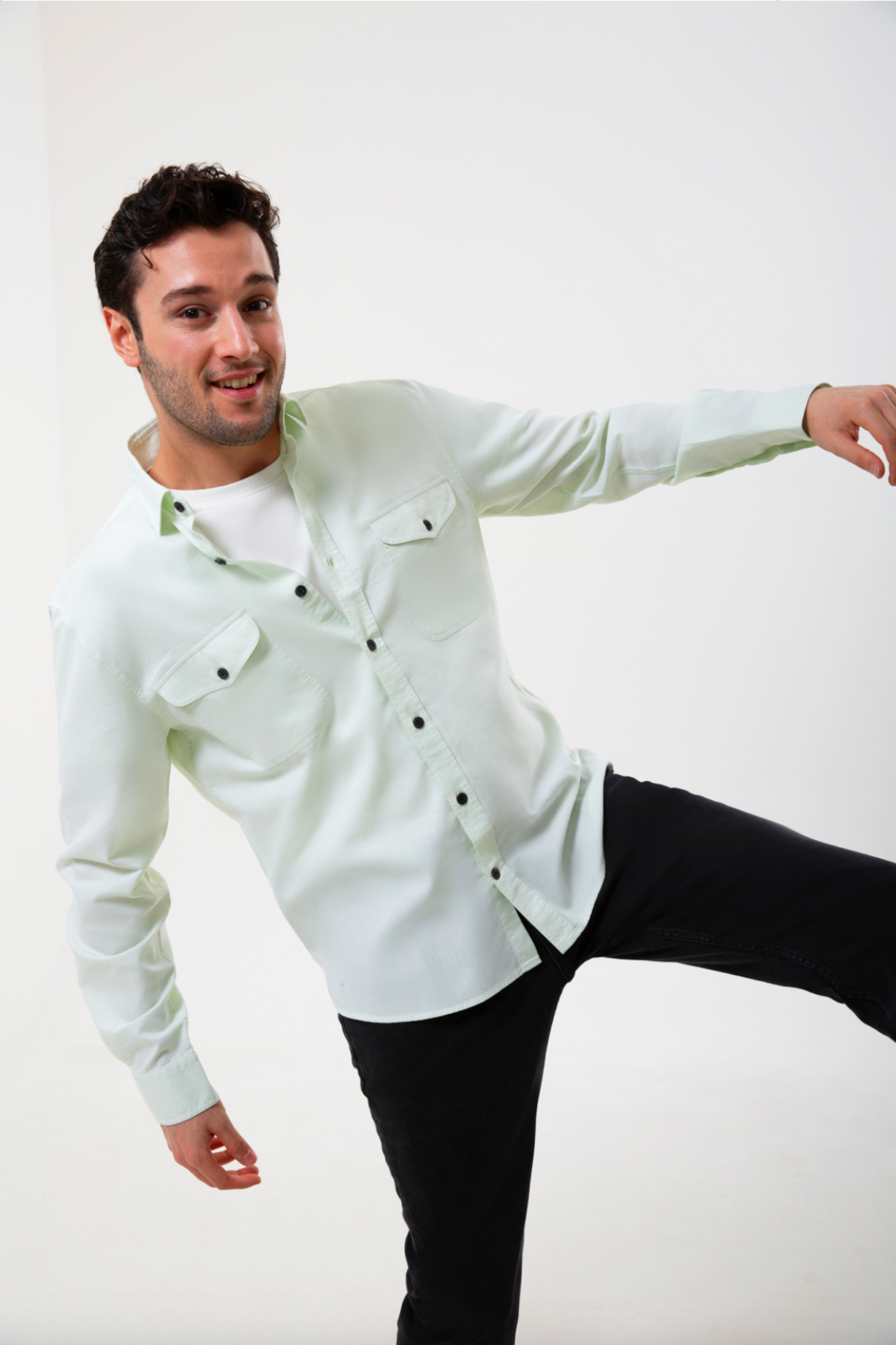 Pamuk dokulu mint yeşili regular fit gömlek, hafif yapısı ve rahat kesimiyle günlük stile ferah bir görünüm katar. İki kapaklı göğüs cebi modern ve kullanışlı bir detay sunarken, nefes alan kumaşı gün boyu konfor sağlar. Hem jean hem de chino pantolonlarla kolayca uyum sağlayan bu tasarım; ‘erkek mint yeşili gömlek’, ‘regular fit erkek gömlek’ ve ‘cepli pamuk gömlek’ aramalarında öne çıkan zamansız bir alternatiftir.