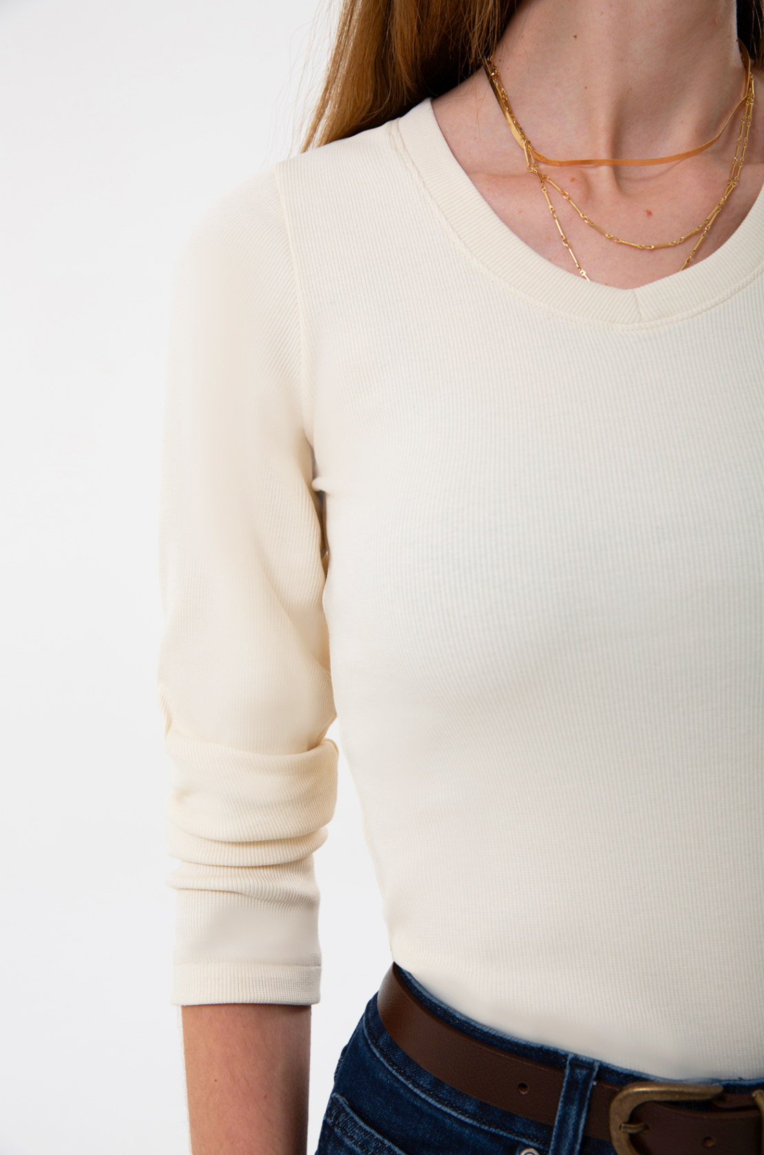 UNIQVIBE’ın organik pamuklu fitilli V yaka kaşkorse bluzu, doğal dokusu ve sade şıklığıyla günlük stile modern bir rahatlık katar. Kaşkorse yapısının esnekliği, vücuda uyum sağlayan fitilli formuyla birleşerek hem konforlu hem zarif bir görünüm sunar. Nefes alan organik kumaşı sayesinde gün boyu rahatlık sağlarken, minimal çizgisiyle jean, etek ve blazer kombinlerine kolayca uyum sağlar. 