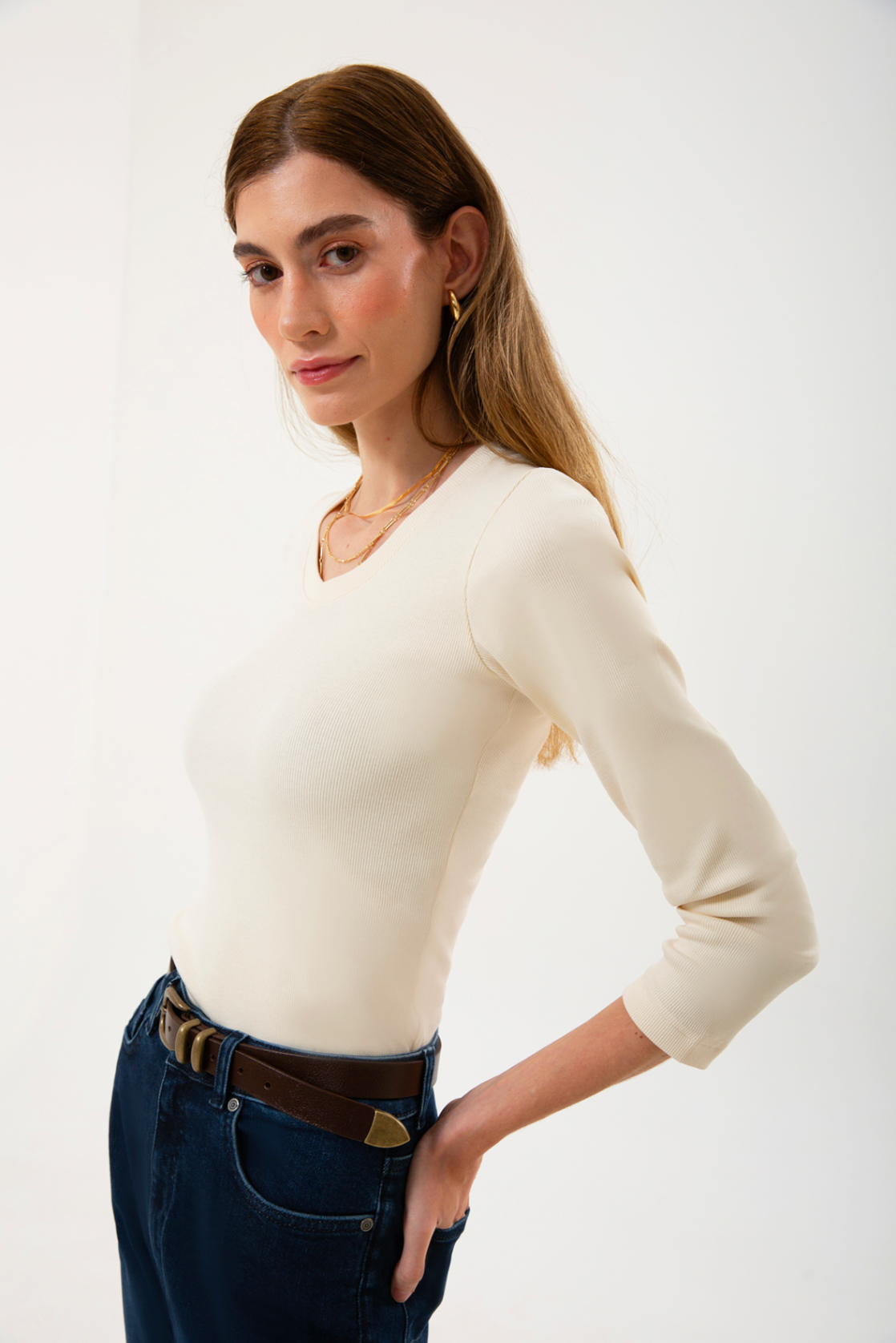 UNIQVIBE’ın organik pamuklu fitilli V yaka kaşkorse bluzu, doğal dokusu ve sade şıklığıyla günlük stile modern bir rahatlık katar. Kaşkorse yapısının esnekliği, vücuda uyum sağlayan fitilli formuyla birleşerek hem konforlu hem zarif bir görünüm sunar. Nefes alan organik kumaşı sayesinde gün boyu rahatlık sağlarken, minimal çizgisiyle jean, etek ve blazer kombinlerine kolayca uyum sağlar. 