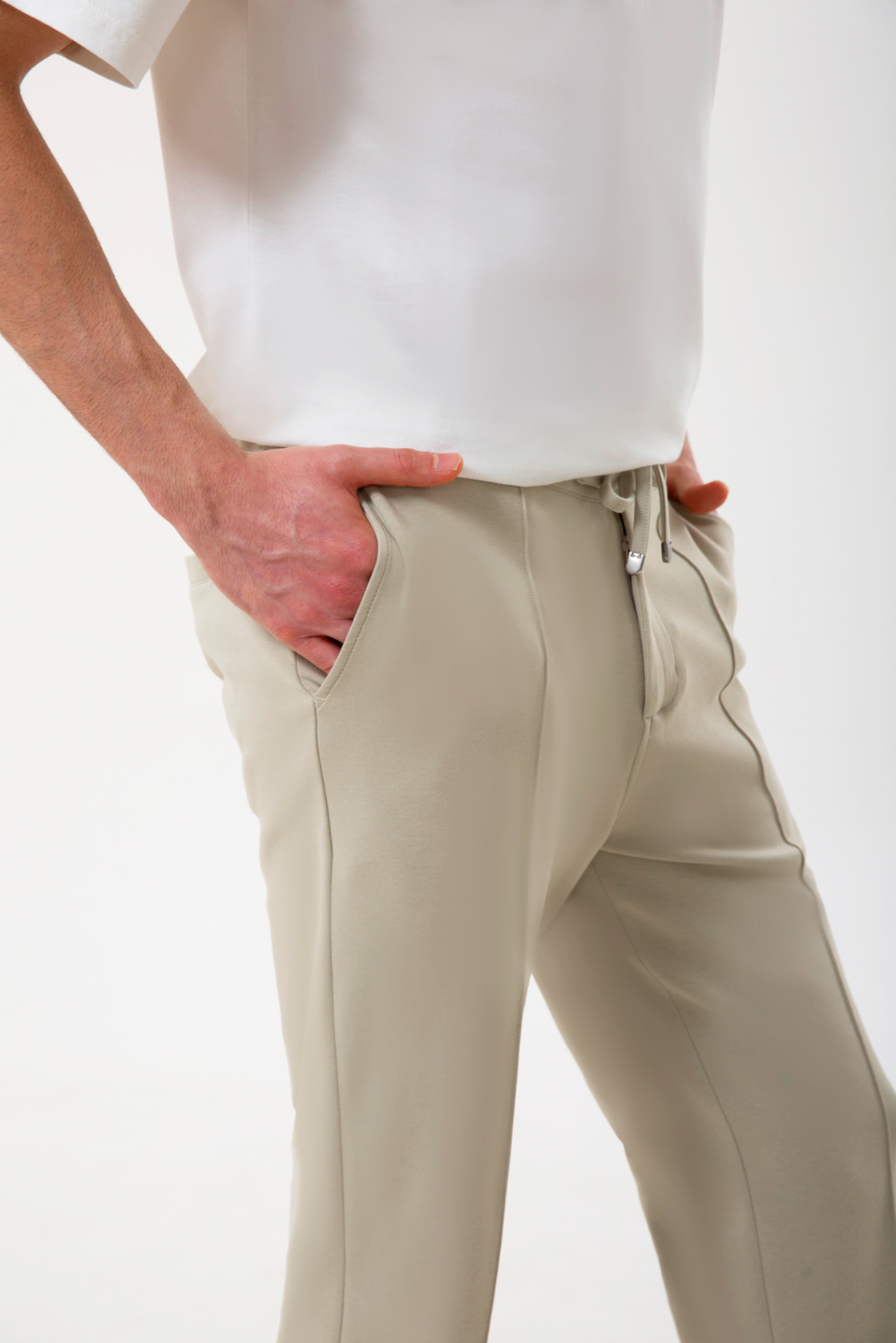 Rahatlık, stil ve sürdürülebilirlik bir arada!
Organik pamuklu yapısıyla üretilen bej erkek sweatpant eşofman, yumuşak dokusuyla gün boyu konfor sağlarken modern kesimiyle her kombine uyum sağlar. Hem evde hem dışarıda özgürce hareket etmen için tasarlandı.