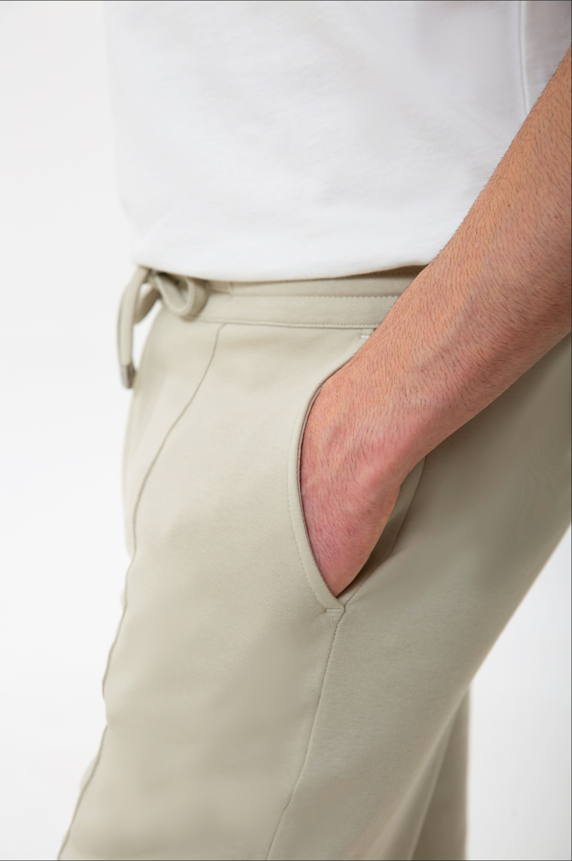 Rahatlık, stil ve sürdürülebilirlik bir arada!
Organik pamuklu yapısıyla üretilen bej erkek sweatpant eşofman, yumuşak dokusuyla gün boyu konfor sağlarken modern kesimiyle her kombine uyum sağlar. Hem evde hem dışarıda özgürce hareket etmen için tasarlandı.