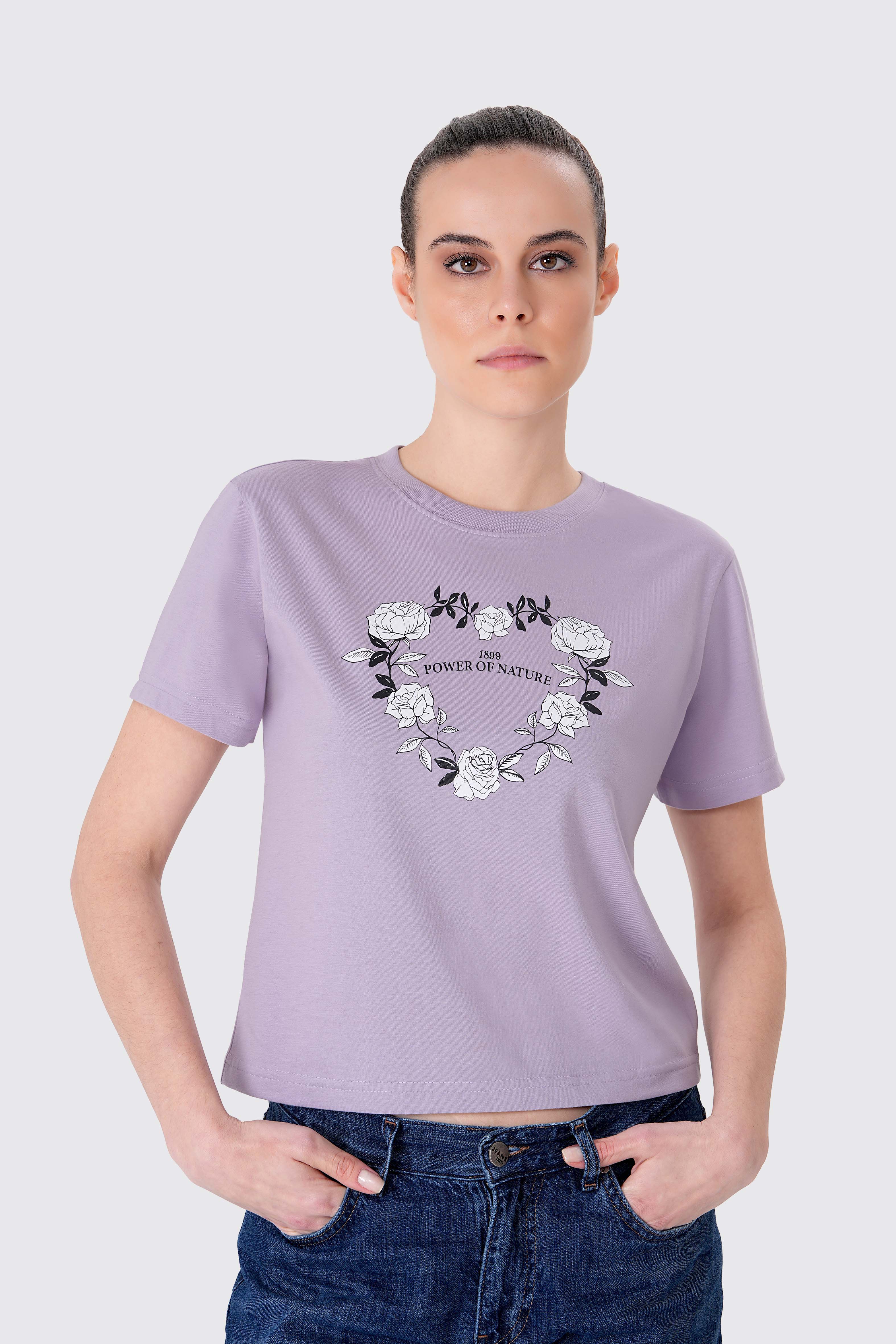 %100 organik pamuktan üretilmiş GOTS sertifikalı kadın crop tişört. Mor renkli, baskılı ve kısa kollu tasarımıyla yaz aylarında hem konfor hem stil sunar. Sürdürülebilir moda anlayışıyla üretilen bu tişört, doğa dostu kumaşı ve modern kesimiyle günlük kombinler için ideal bir parça.