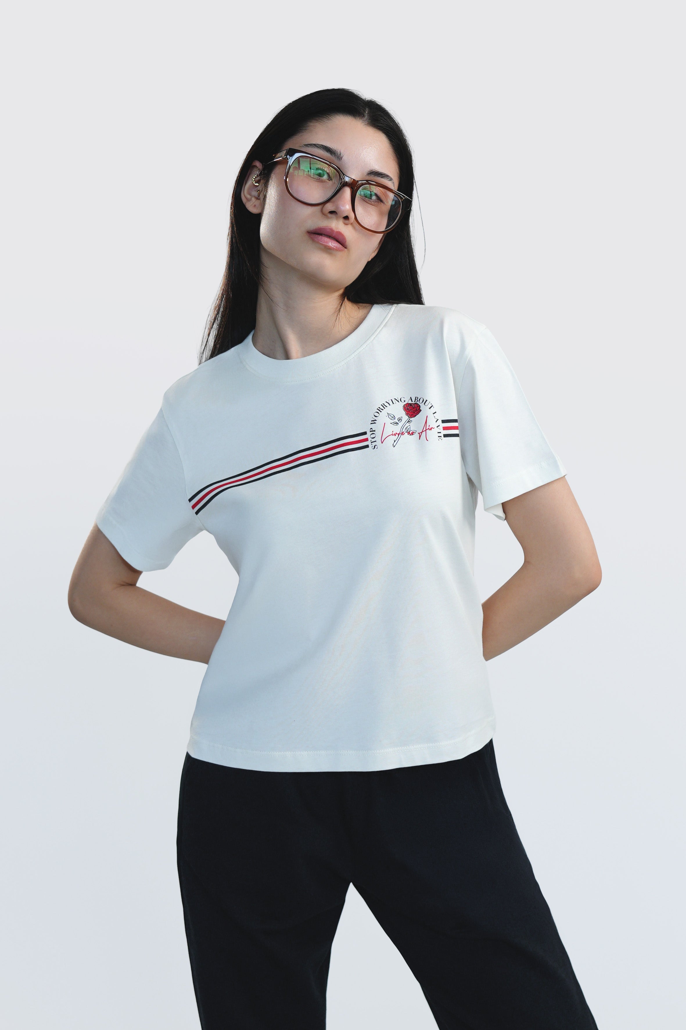 %100 organik pamuktan üretilmiş GOTS sertifikalı kadın crop tişört. Beyaz renkli, baskılı ve kısa kollu tasarımıyla yaz aylarında hem konfor hem stil sunar. Sürdürülebilir moda anlayışıyla üretilen bu tişört, doğa dostu kumaşı ve modern kesimiyle günlük kombinler için ideal bir parça.