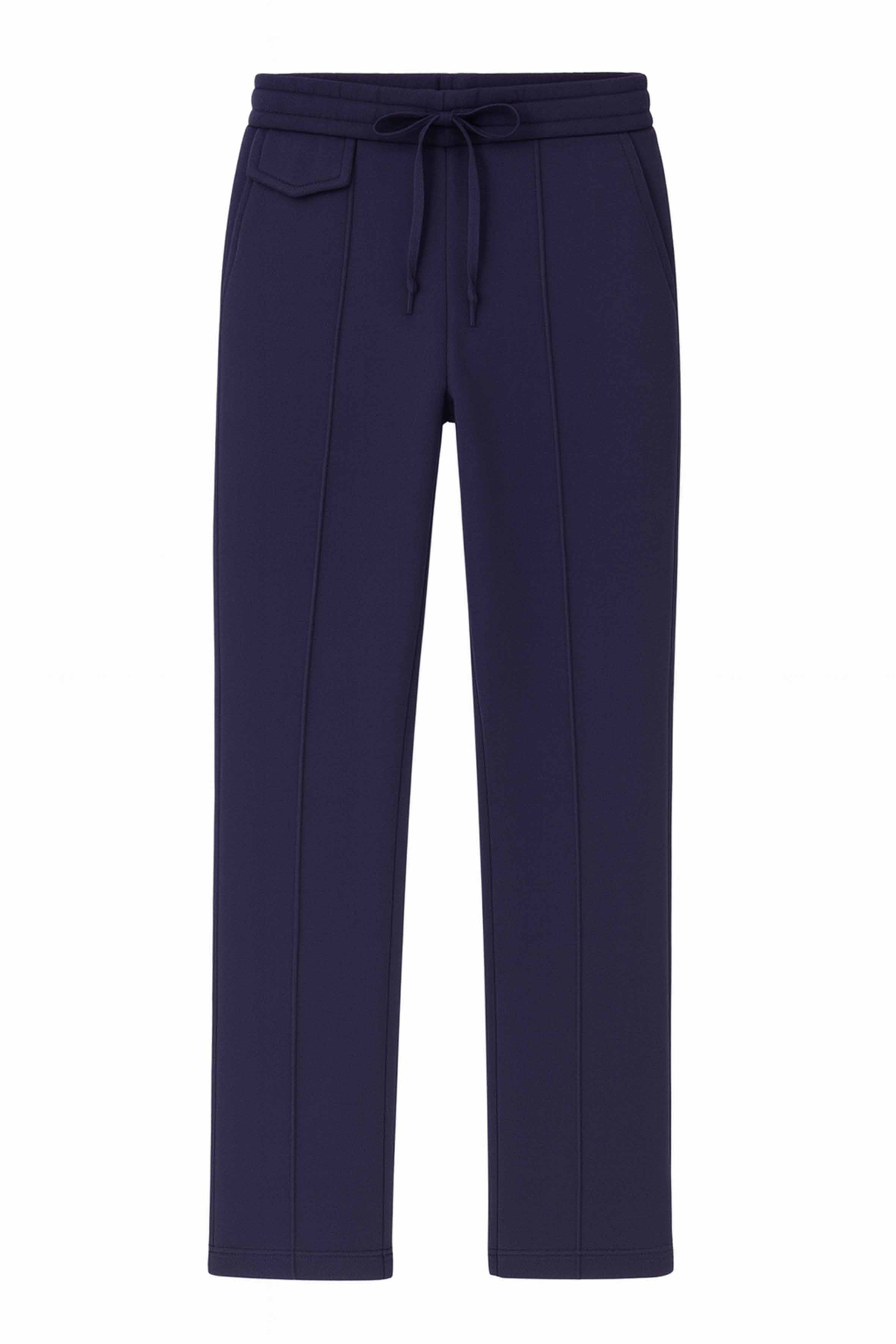 %100 organik pamuktan üretilen lacivert sweatpant, doğa dostu ve nefes alabilen yapısıyla gün boyu konfor sunar. Yumuşak dokusu ve rahat kesimiyle hem şehirde hem de evde tarzını tamamlar. Sürdürülebilir moda anlayışıyla tasarlanan bu sweatpant, zamansız şıklık ve maksimum rahatlık arayanlar için ideal seçim.