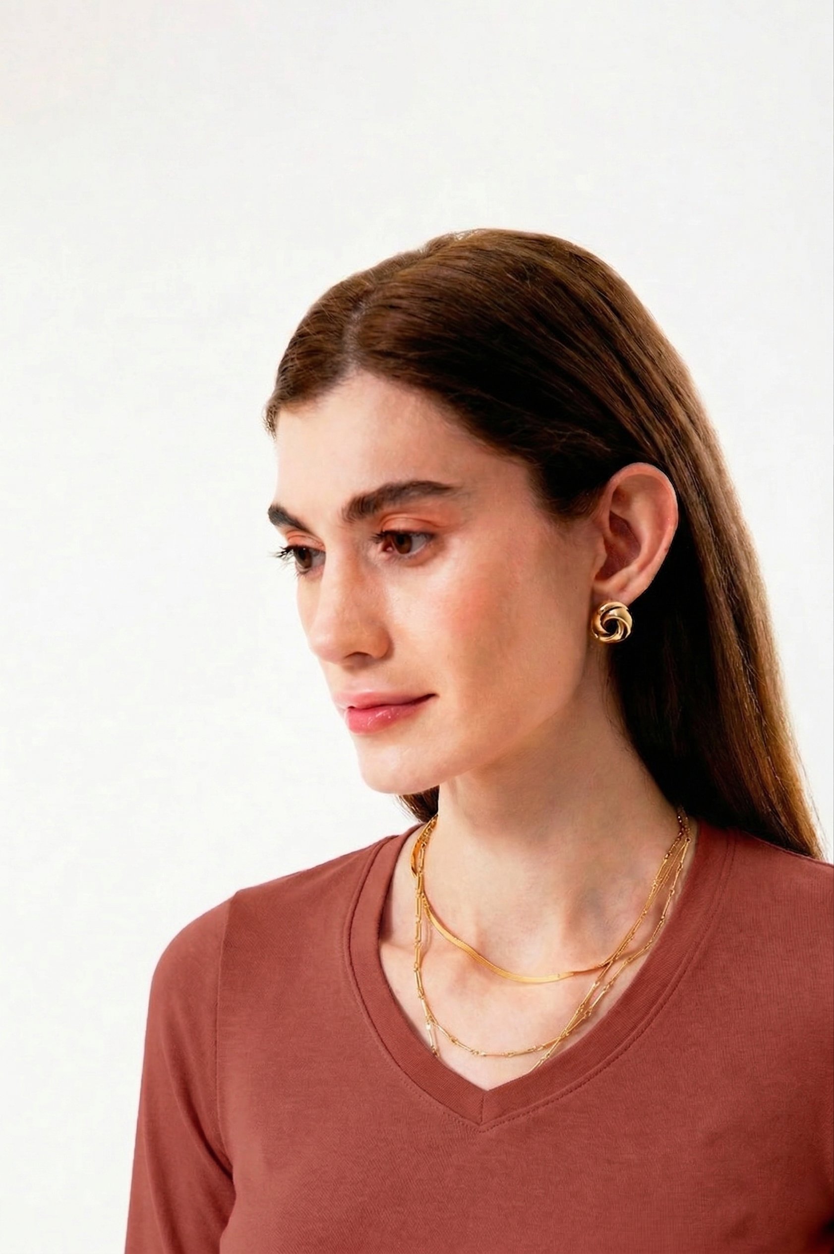 %100 organik pamuk kullanılarak üretilen kiremit kadın uzun kollu v yaka bluz, zamansız tasarımı ve doğal dokusuyla günlük kadın giyiminin vazgeçilmez parçalarından biridir. Doğal lif yapısı sayesinde ciltle uyumlu, yumuşak ve gün boyu konforlu bir kullanım sunar.