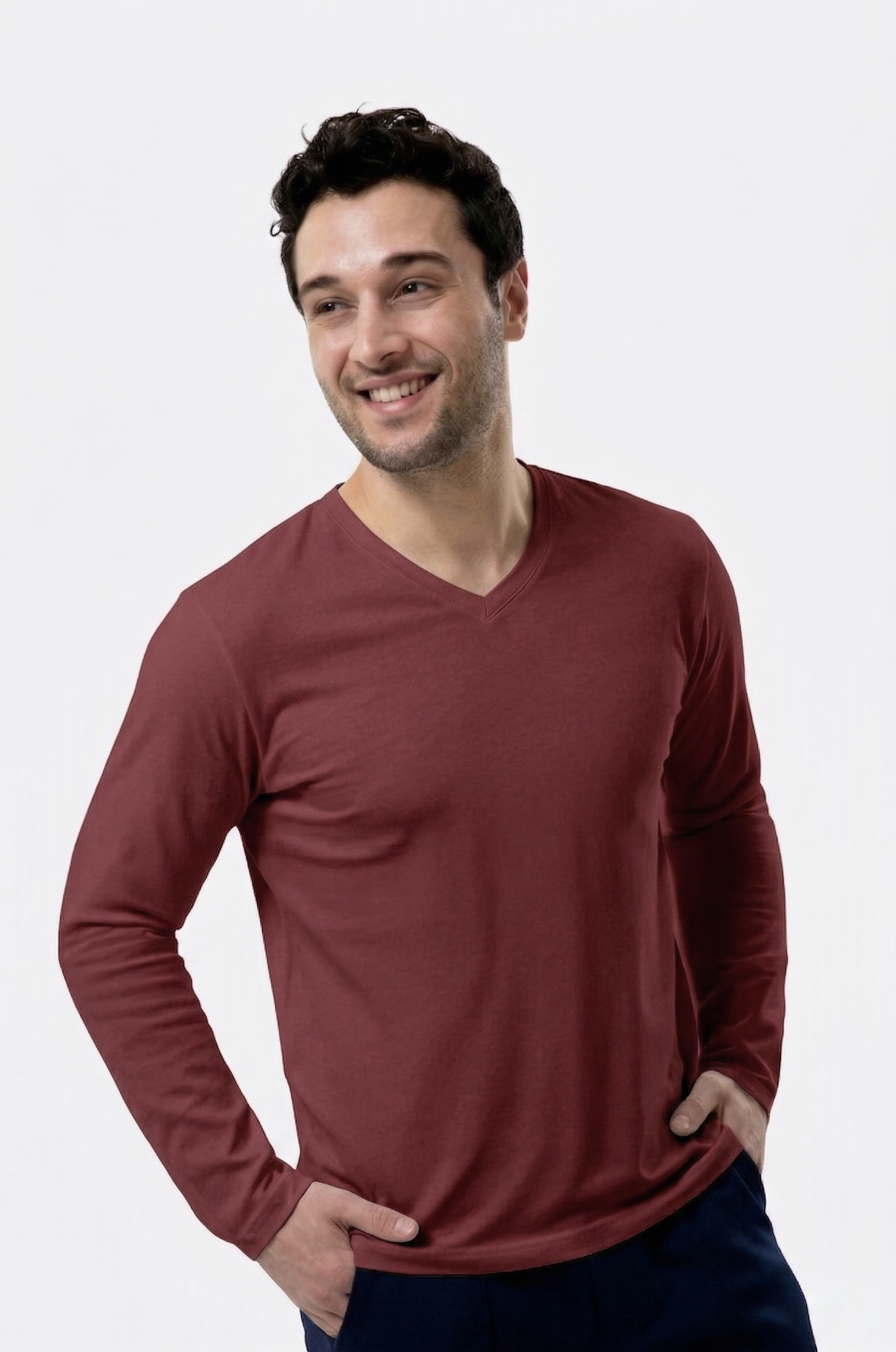 %100 organik pamuktan üretilmiş, kiremit renk V yaka erkek uzun kollu tişört. Doğal dokusu, rahat kalıbı ve sade tasarımıyla günlük kullanıma uygundur.