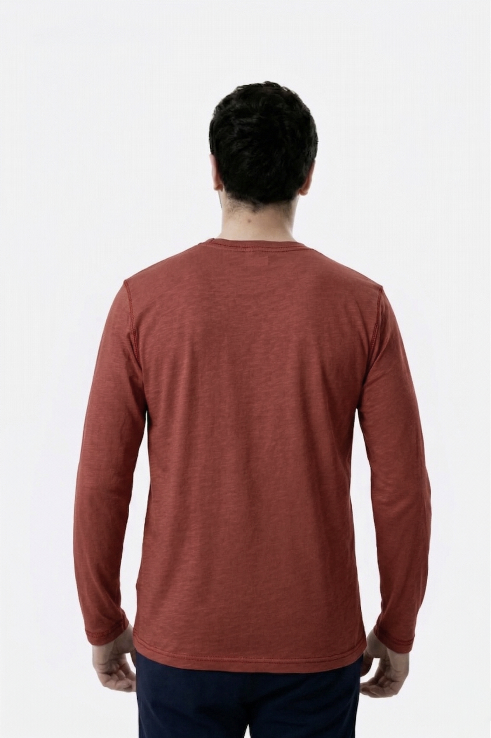 %100 organik pamuktan üretilmiş, kiremit renk V yaka erkek uzun kollu tişört. Doğal dokusu, rahat kalıbı ve sade tasarımıyla günlük kullanıma uygundur.