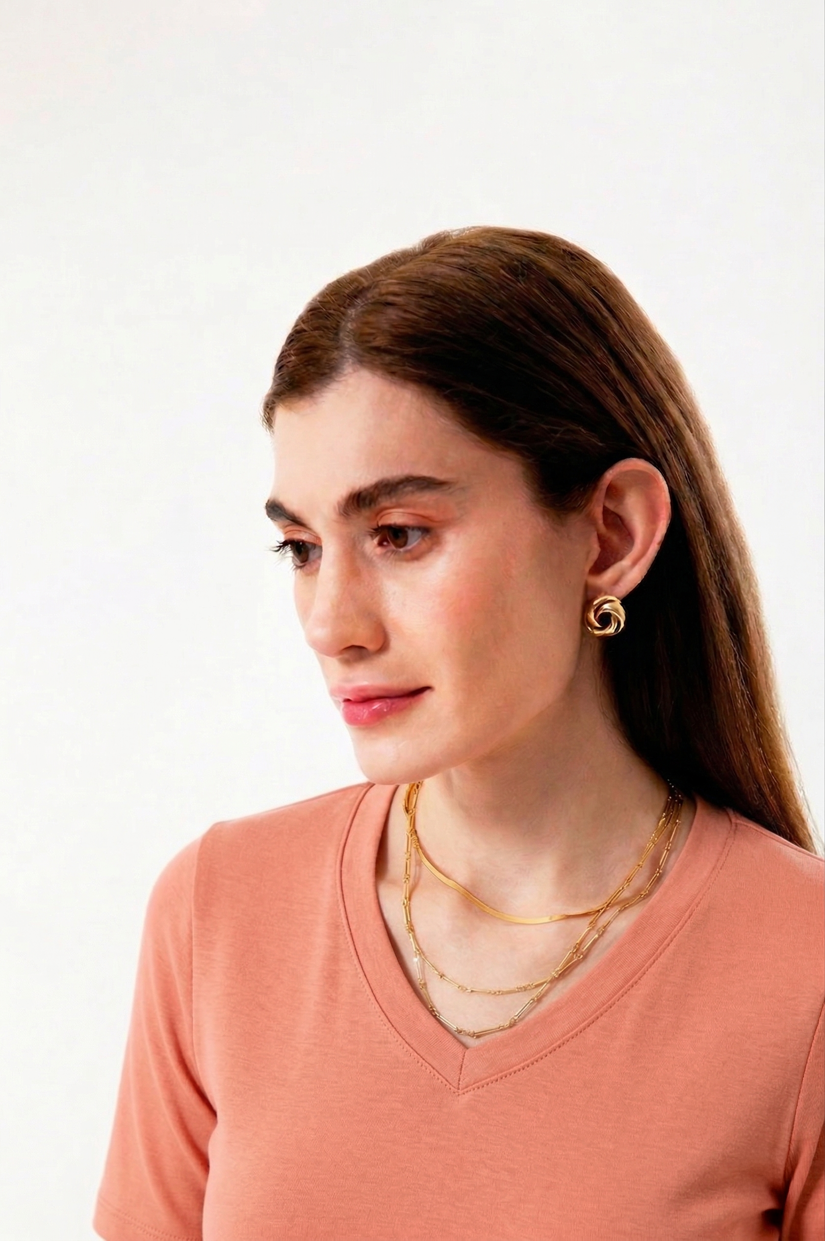 %100 organik pamuk kullanılarak üretilen somon kadın uzun kollu v yaka bluz, zamansız tasarımı ve doğal dokusuyla günlük kadın giyiminin vazgeçilmez parçalarından biridir. Doğal lif yapısı sayesinde ciltle uyumlu, yumuşak ve gün boyu konforlu bir kullanım sunar.