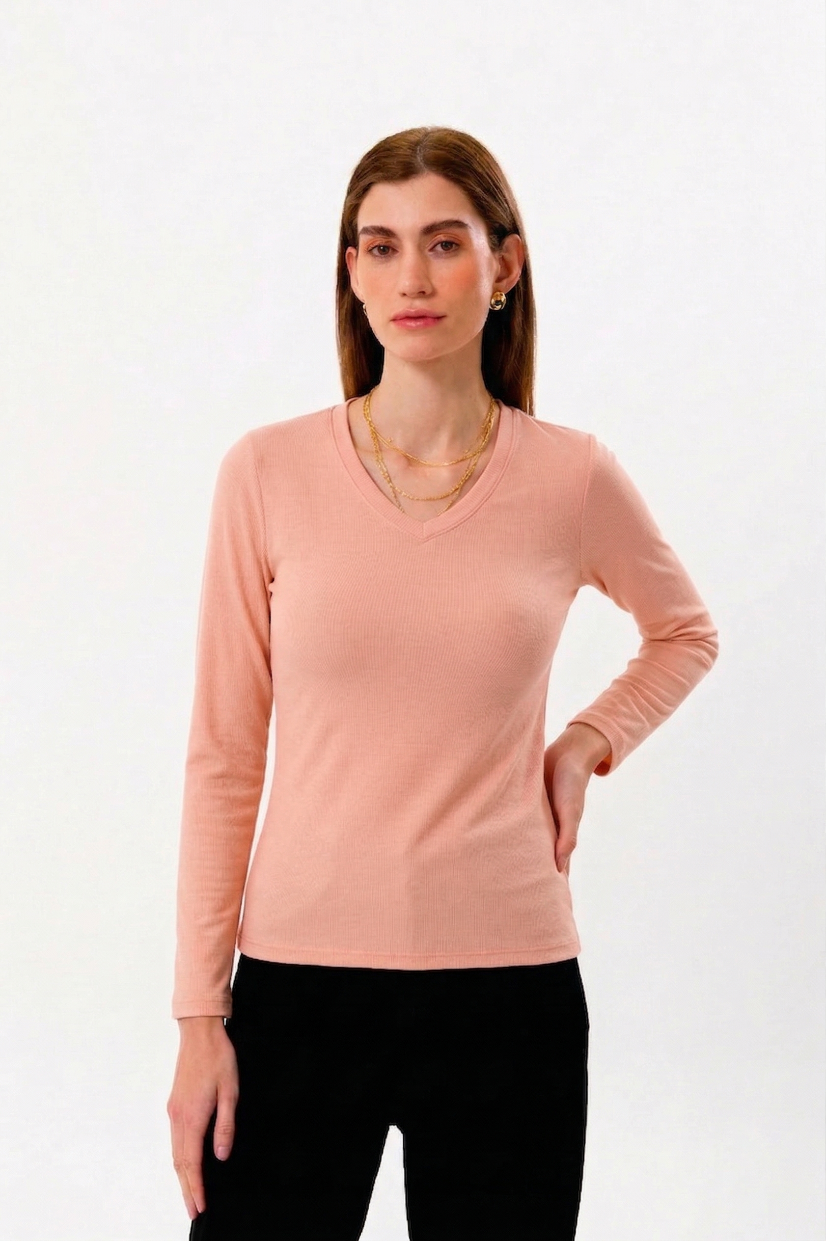 %100 organik pamuk kullanılarak üretilen somon kadın uzun kollu v yaka bluz, zamansız tasarımı ve doğal dokusuyla günlük kadın giyiminin vazgeçilmez parçalarından biridir. Doğal lif yapısı sayesinde ciltle uyumlu, yumuşak ve gün boyu konforlu bir kullanım sunar.