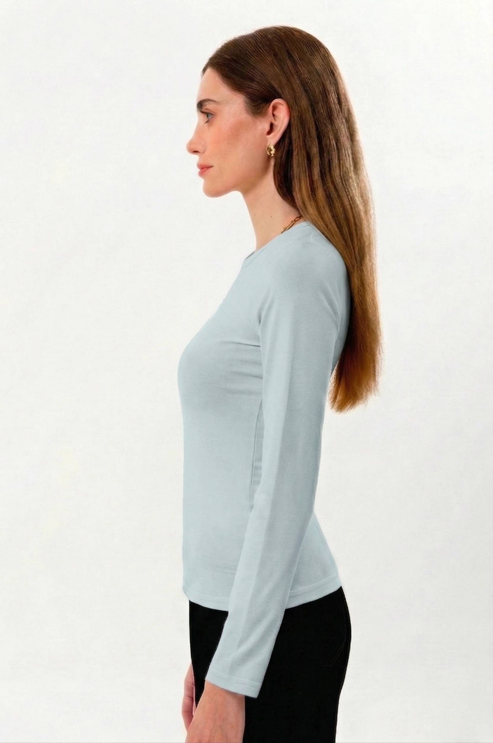 %100 organik pamuk kullanılarak üretilen Su Yeşili  kadın uzun kollu bisiklet yaka bluz, zamansız tasarımı ve doğal dokusuyla günlük kadın giyiminin vazgeçilmez parçalarından biridir. Doğal lif yapısı sayesinde ciltle uyumlu, yumuşak ve gün boyu konforlu bir kullanım sunar.