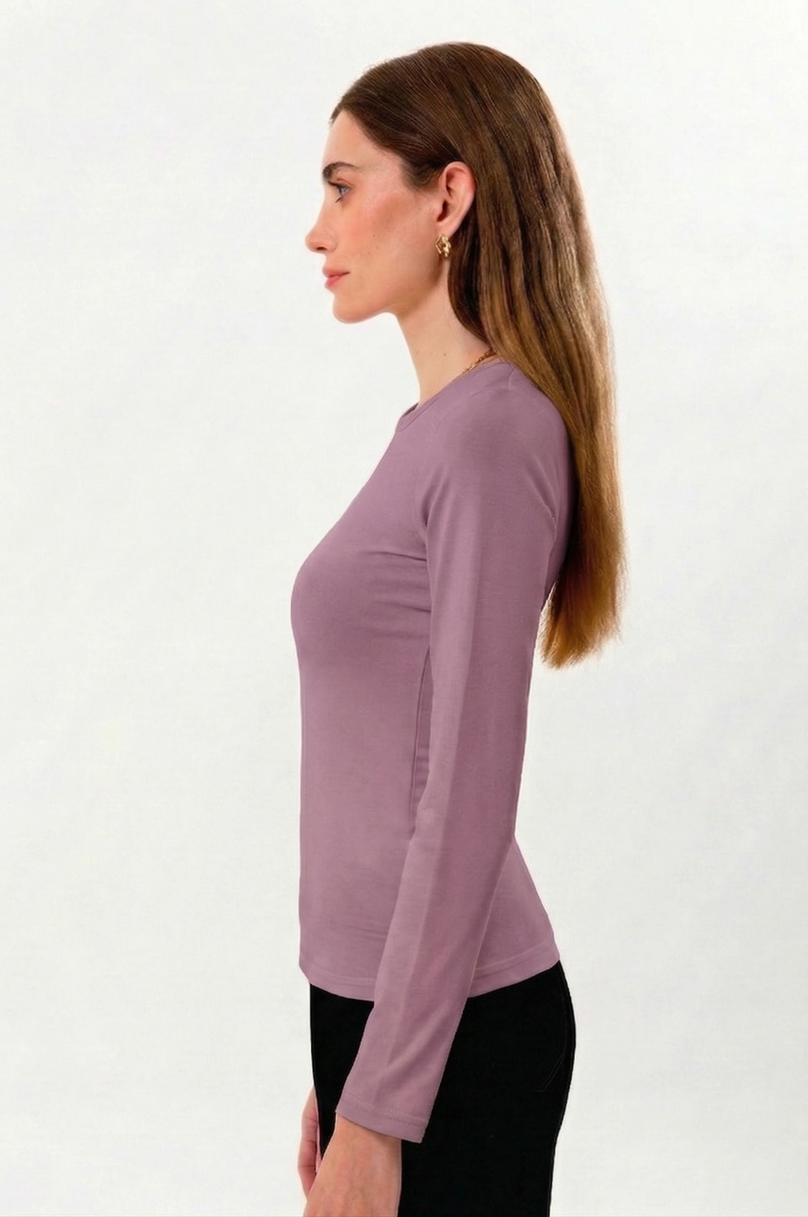 %100 organik pamuk kullanılarak üretilen Mürdüm  kadın uzun kollu bisiklet yaka bluz, zamansız tasarımı ve doğal dokusuyla günlük kadın giyiminin vazgeçilmez parçalarından biridir. Doğal lif yapısı sayesinde ciltle uyumlu, yumuşak ve gün boyu konforlu bir kullanım sunar.