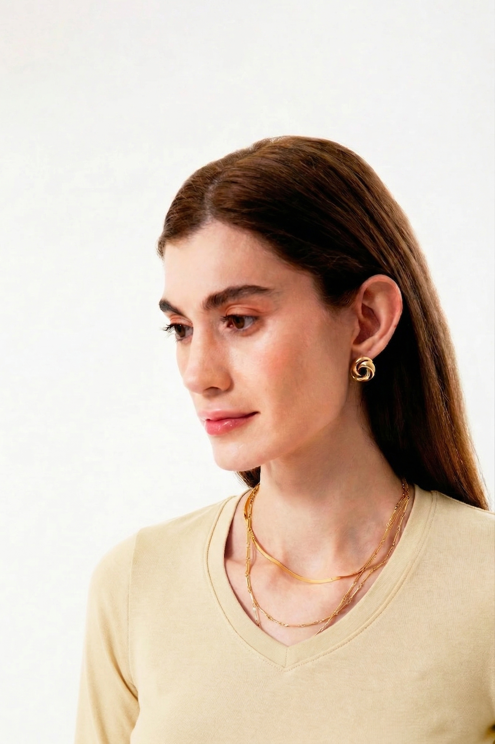 %100 organik pamuk kullanılarak üretilen sarı kadın uzun kollu v yaka bluz, zamansız tasarımı ve doğal dokusuyla günlük kadın giyiminin vazgeçilmez parçalarından biridir. Doğal lif yapısı sayesinde ciltle uyumlu, yumuşak ve gün boyu konforlu bir kullanım sunar.