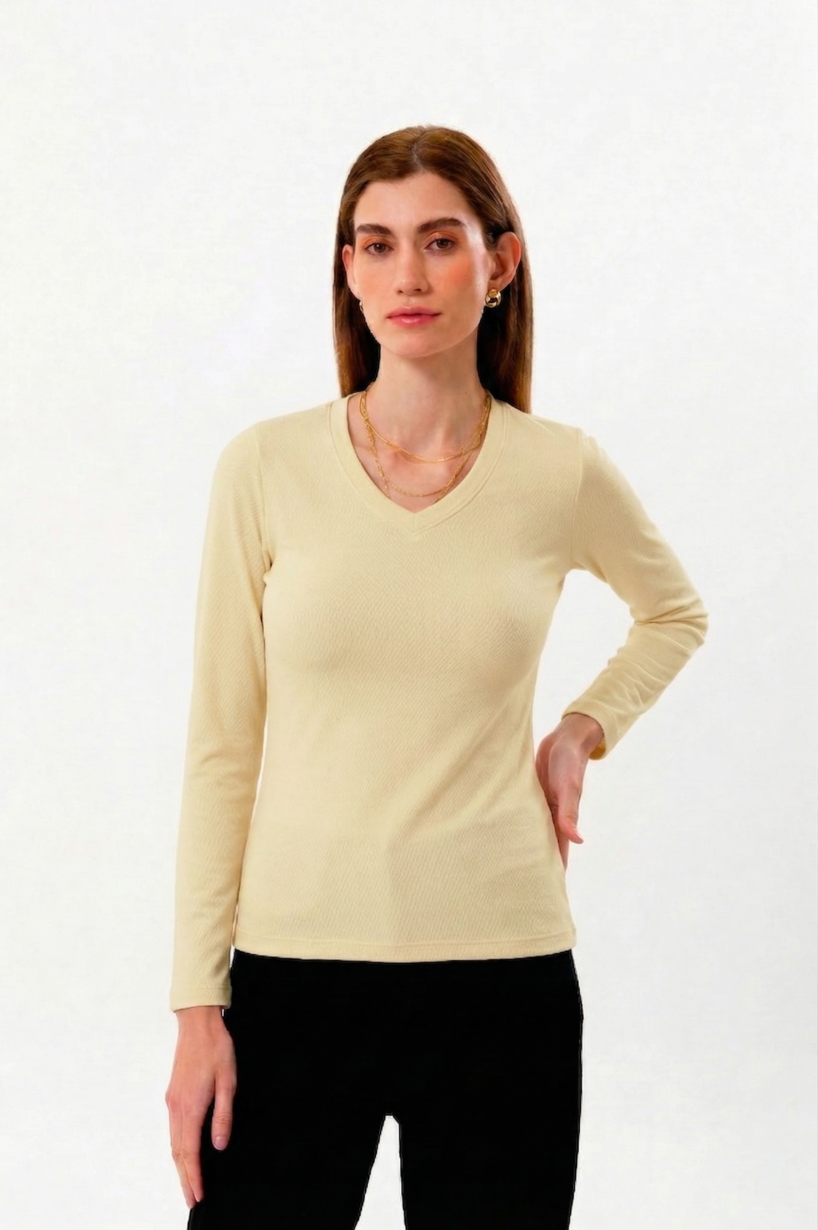 %100 organik pamuk kullanılarak üretilen sarı kadın uzun kollu v yaka bluz, zamansız tasarımı ve doğal dokusuyla günlük kadın giyiminin vazgeçilmez parçalarından biridir. Doğal lif yapısı sayesinde ciltle uyumlu, yumuşak ve gün boyu konforlu bir kullanım sunar.