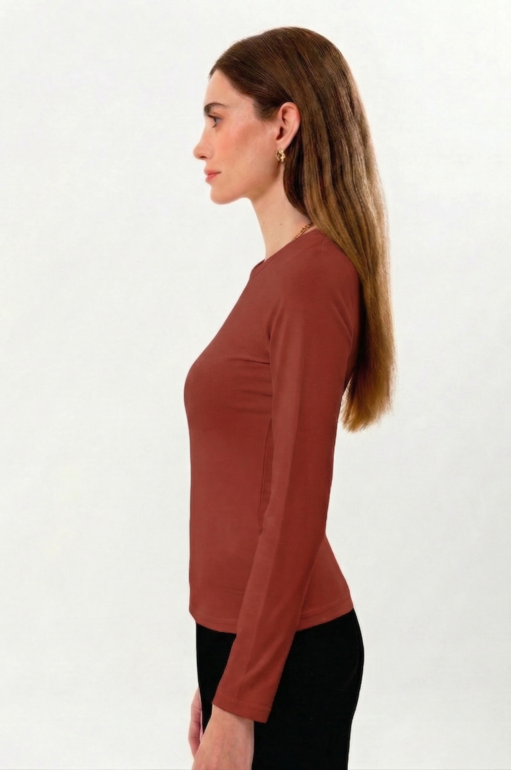 %100 organik pamuk kullanılarak üretilen kiremit kadın uzun kollu bisiklet yaka bluz, zamansız tasarımı ve doğal dokusuyla günlük kadın giyiminin vazgeçilmez parçalarından biridir. Doğal lif yapısı sayesinde ciltle uyumlu, yumuşak ve gün boyu konforlu bir kullanım sunar.