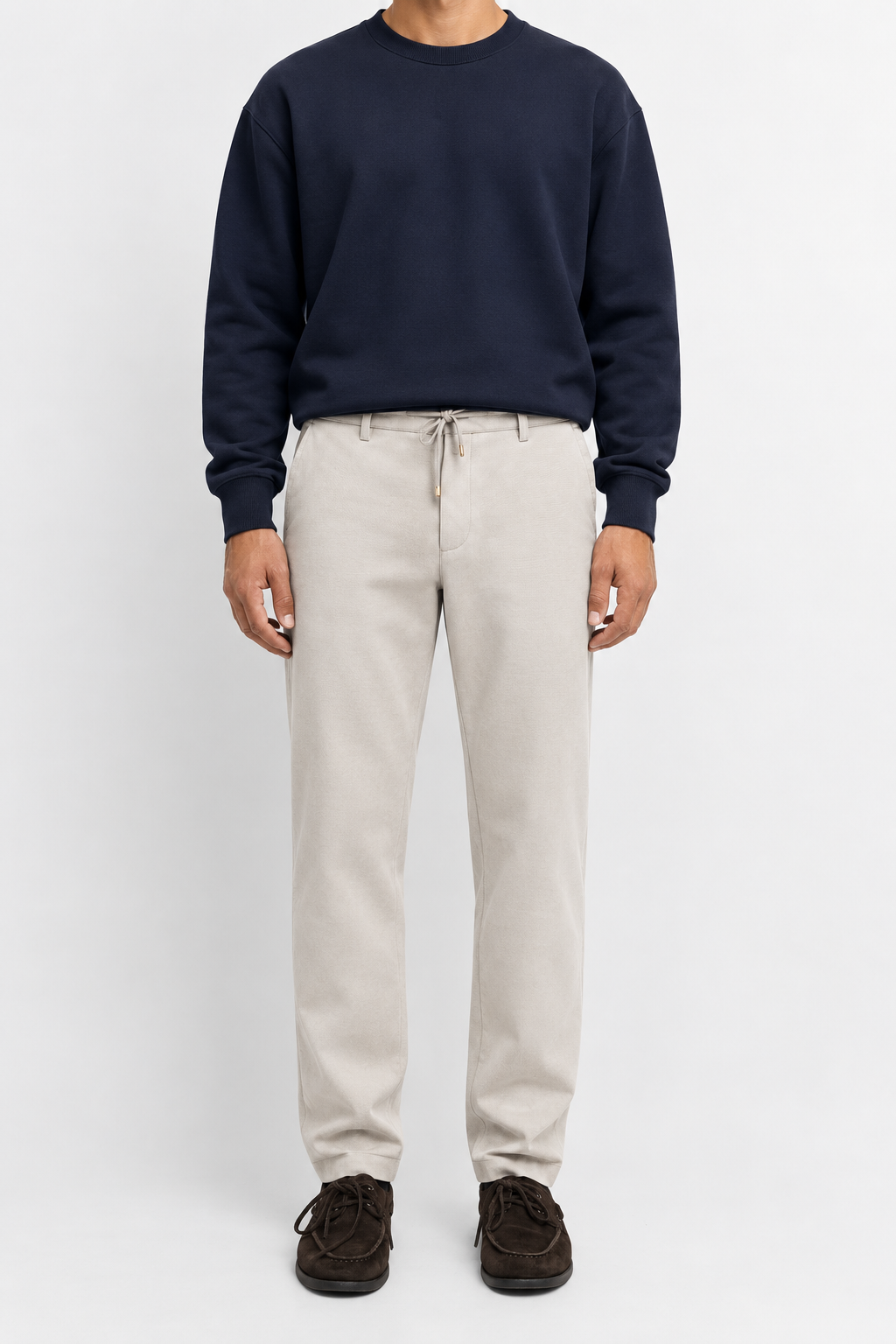 UNIQVIBE TENCEL™ rahat kesim erkek gri pantolon, %96 TENCEL™ ve %4 spandex içeren yumuşak ve esnek kumaşıyla günlük kullanımda konfor sunar. Bağcıklı bel tasarımı ve rahat kalıbıyla şık ve kullanışlı bir erkek pantolon seçeneğidir.