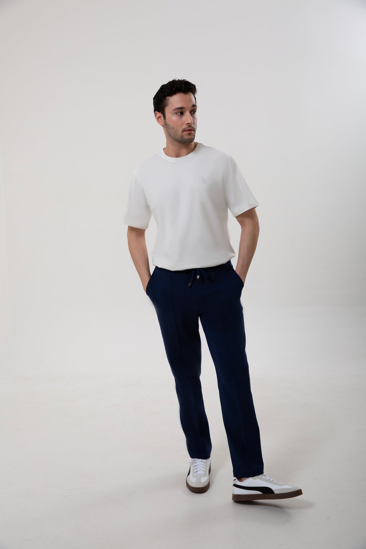 Rahatlık, stil ve sürdürülebilirlik bir arada!
Organik pamuklu yapısıyla üretilen lacivert erkek sweatpant eşofman, yumuşak dokusuyla gün boyu konfor sağlarken modern kesimiyle her kombine uyum sağlar. Hem evde hem dışarıda özgürce hareket etmen için tasarlandı.