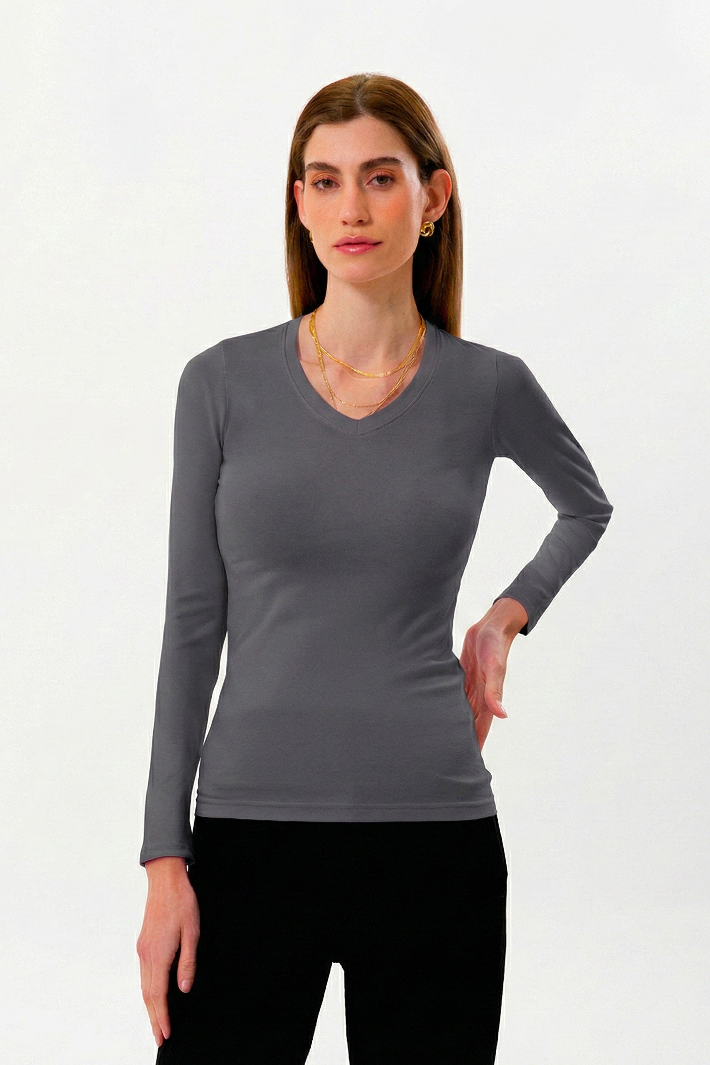 %100 organik pamuk kullanılarak üretilen antrasit kadın uzun kollu V yaka bluz, zamansız tasarımı ve doğal dokusuyla günlük kadın giyiminin vazgeçilmez parçalarından biridir. Doğal lif yapısı sayesinde ciltle uyumlu, yumuşak ve gün boyu konforlu bir kullanım sunar.