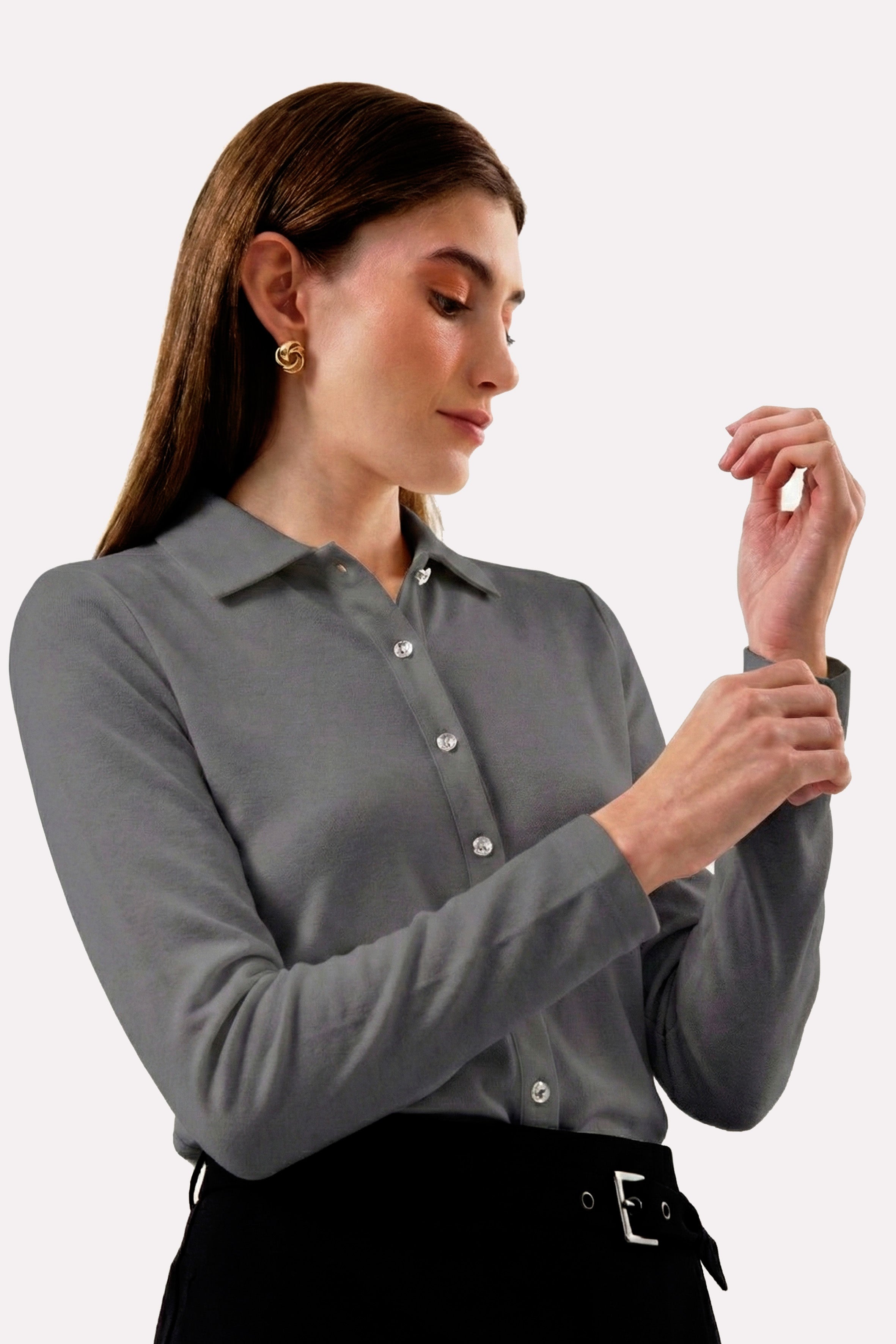 Zamansız antrasit rengin güçlü duruşu, modern ve dar kalıp gömlek tasarımıyla buluşuyor. %100 organik pamuktan üretilen bu gömlek, vücuda net bir siluet kazandırırken sade çizgilerini tamamlayan gümüş düğme detayları ile sofistike bir görünüm sunar. Günlük kullanımdan özel anlara kadar uzanan çok yönlü yapısıyla, detaylarda şıklık ve doğal konfor arayanlar için zamansız bir gardırop parçasıdır.