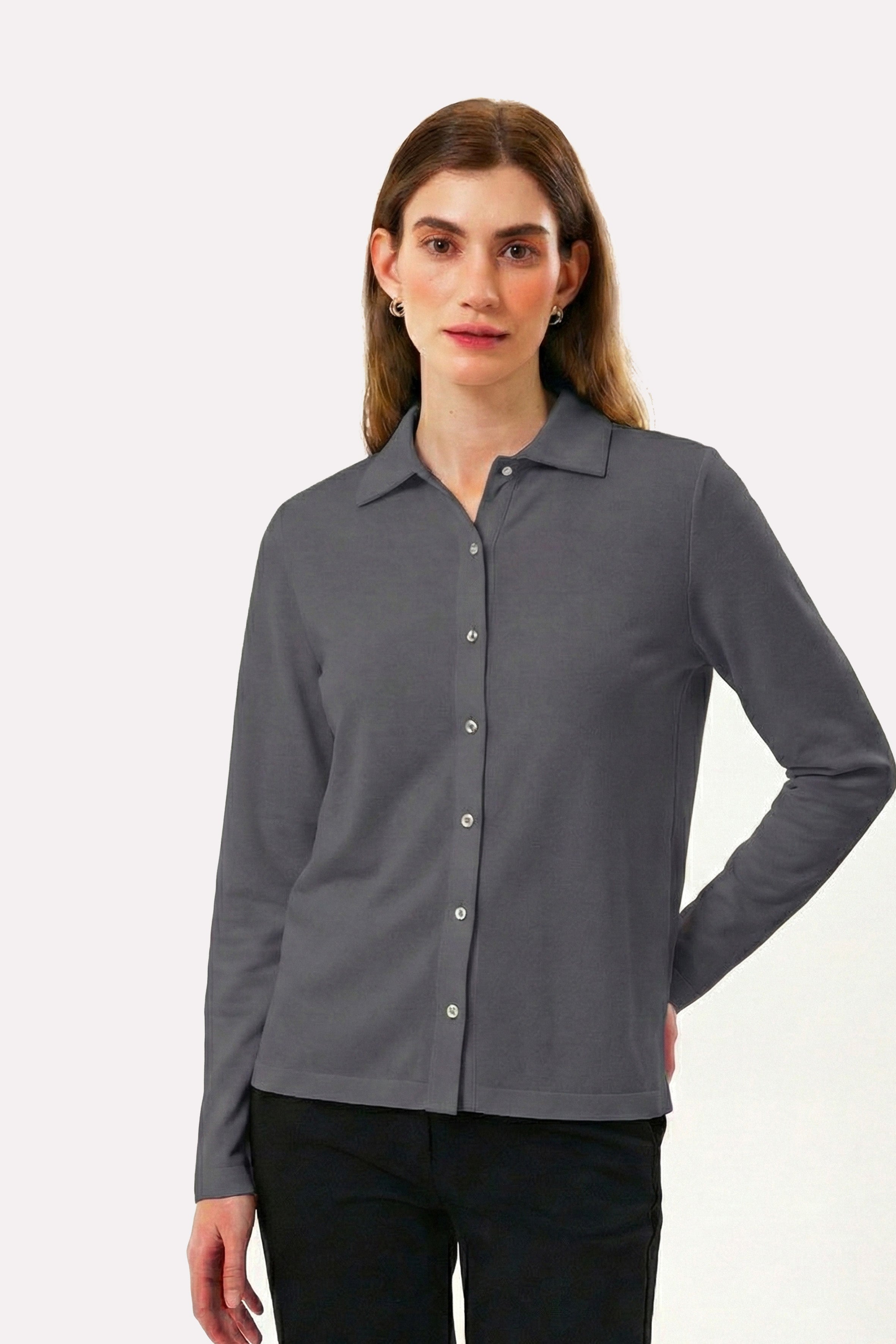 Zamansız antrasit rengin güçlü duruşu, modern ve dar kalıp gömlek tasarımıyla buluşuyor. %100 organik pamuktan üretilen bu gömlek, vücuda net bir siluet kazandırırken sade çizgilerini tamamlayan gümüş düğme detayları ile sofistike bir görünüm sunar. Günlük kullanımdan özel anlara kadar uzanan çok yönlü yapısıyla, detaylarda şıklık ve doğal konfor arayanlar için zamansız bir gardırop parçasıdır.