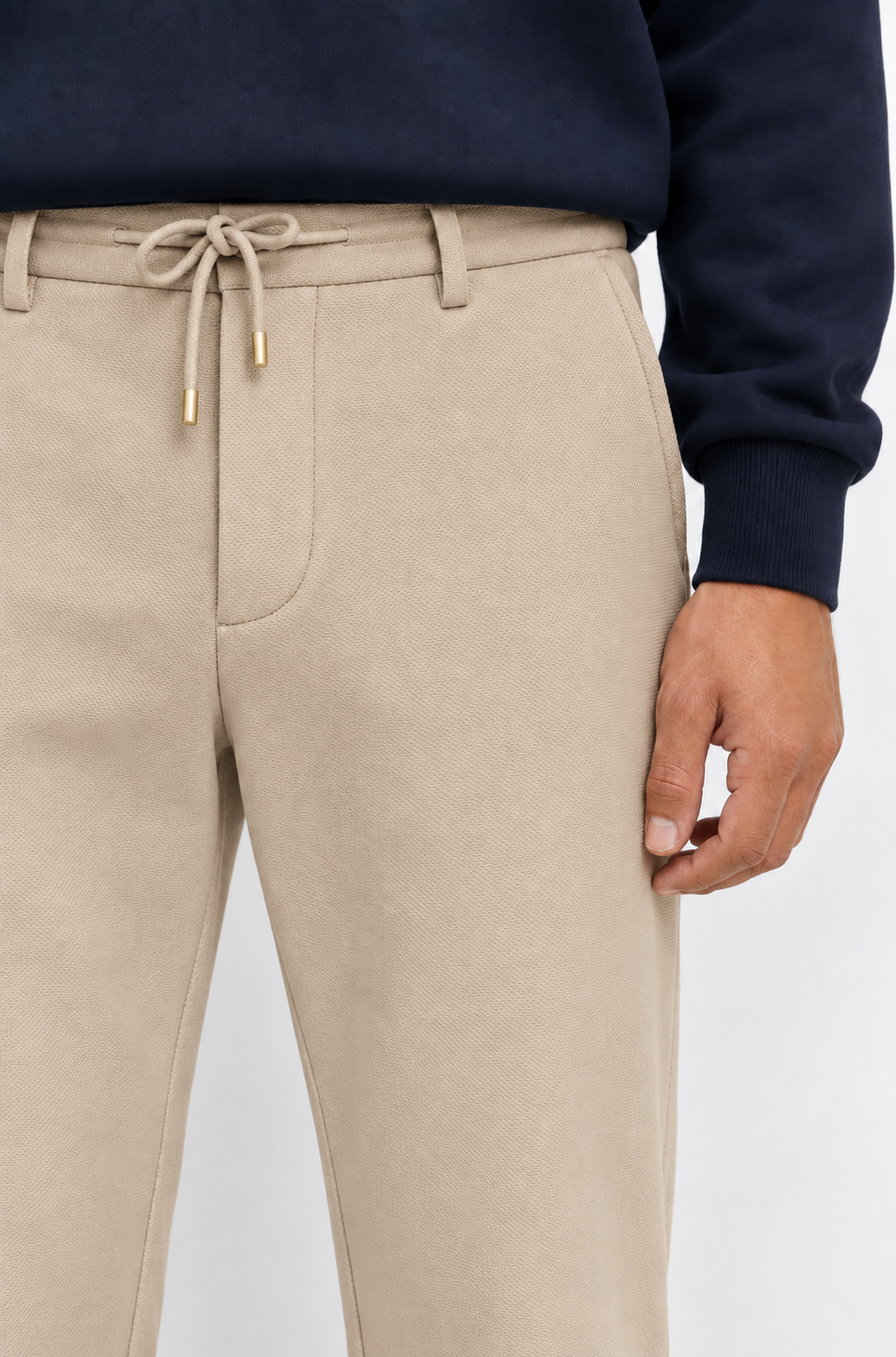 UNIQVIBE TENCEL™ rahat kesim erkek bej pantolon, %96 TENCEL™ ve %4 spandex içeren yumuşak ve esnek kumaşıyla günlük kullanımda konfor sunar. Bağcıklı bel tasarımı ve rahat kalıbıyla şık ve kullanışlı bir erkek pantolon seçeneğidir.