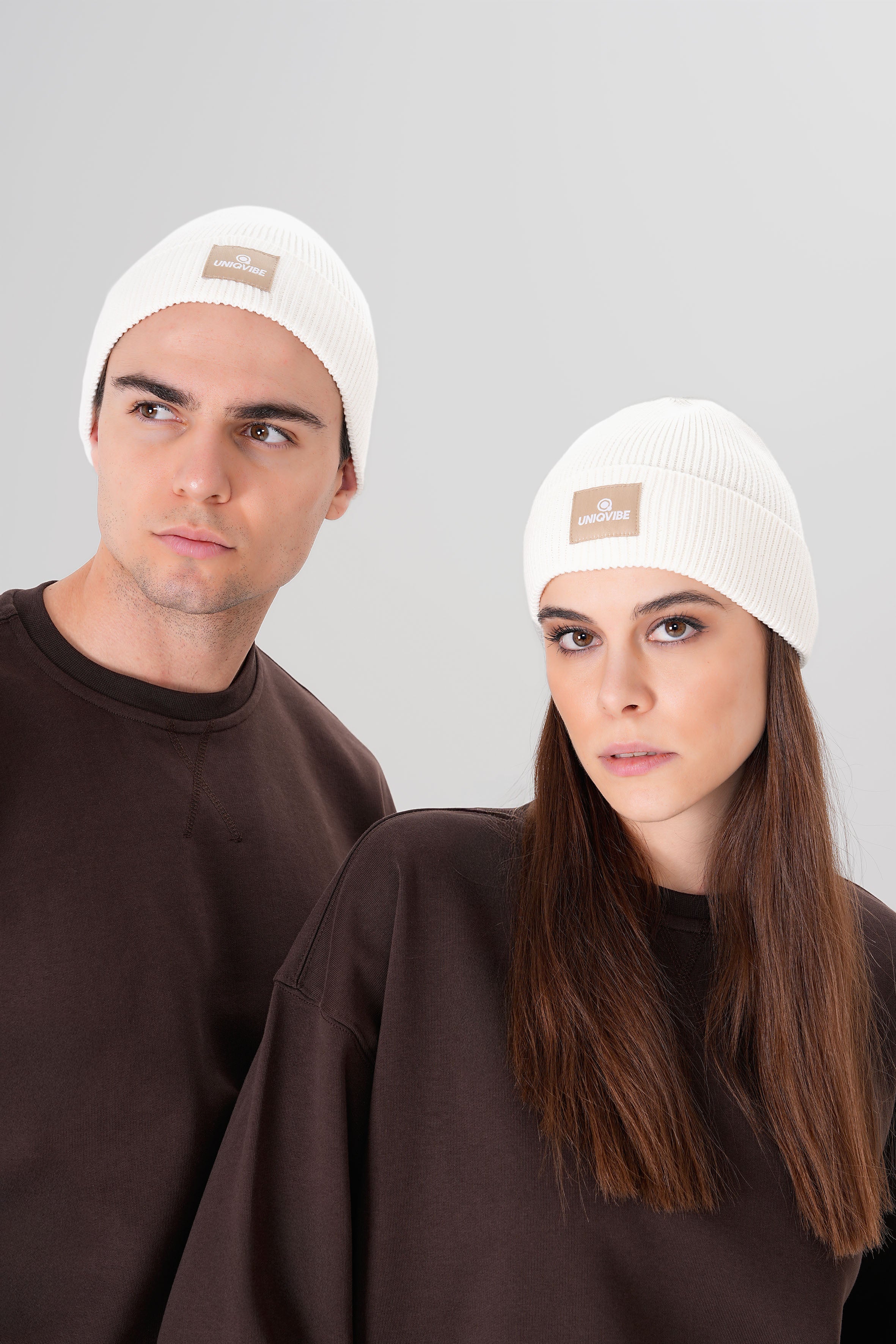 UNIQVIBE’nin %100 organik pamuktan üretilmiş unisex bereleri, kış stilinizi sürdürülebilir bir dokunuşla tamamlıyor. Pastel tonlardan koyu renklere kadar geniş bir renk yelpazesiyle, her tarza uygun seçenekler sunuyor. Çevre dostu üretim ve yumuşak dokusuyla bu bereyi keşfedin!  #Renk_Bej