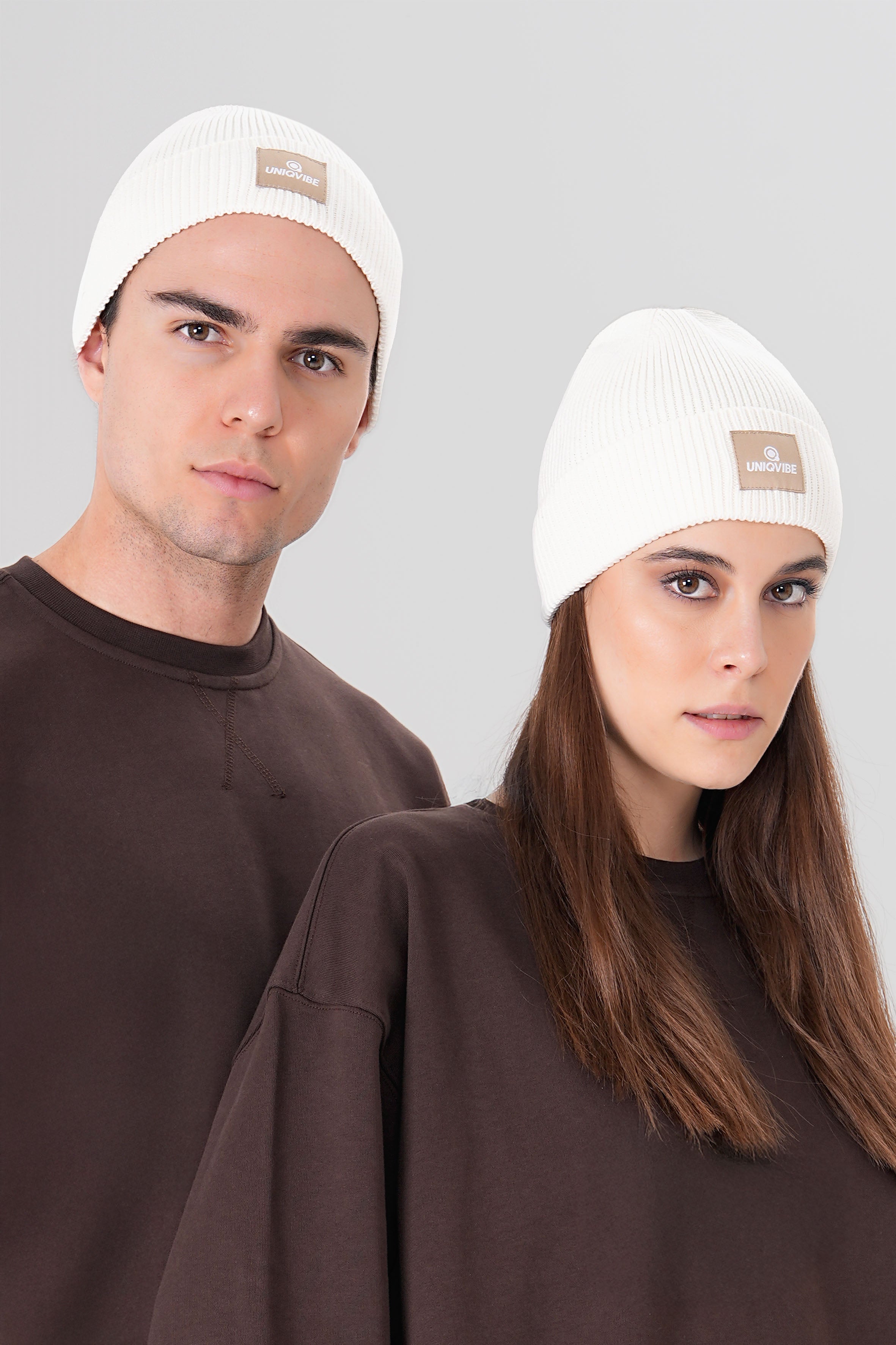 UNIQVIBE’nin %100 organik pamuktan üretilmiş unisex bereleri, kış stilinizi sürdürülebilir bir dokunuşla tamamlıyor. Pastel tonlardan koyu renklere kadar geniş bir renk yelpazesiyle, her tarza uygun seçenekler sunuyor. Çevre dostu üretim ve yumuşak dokusuyla bu bereyi keşfedin!  #Renk_Bej