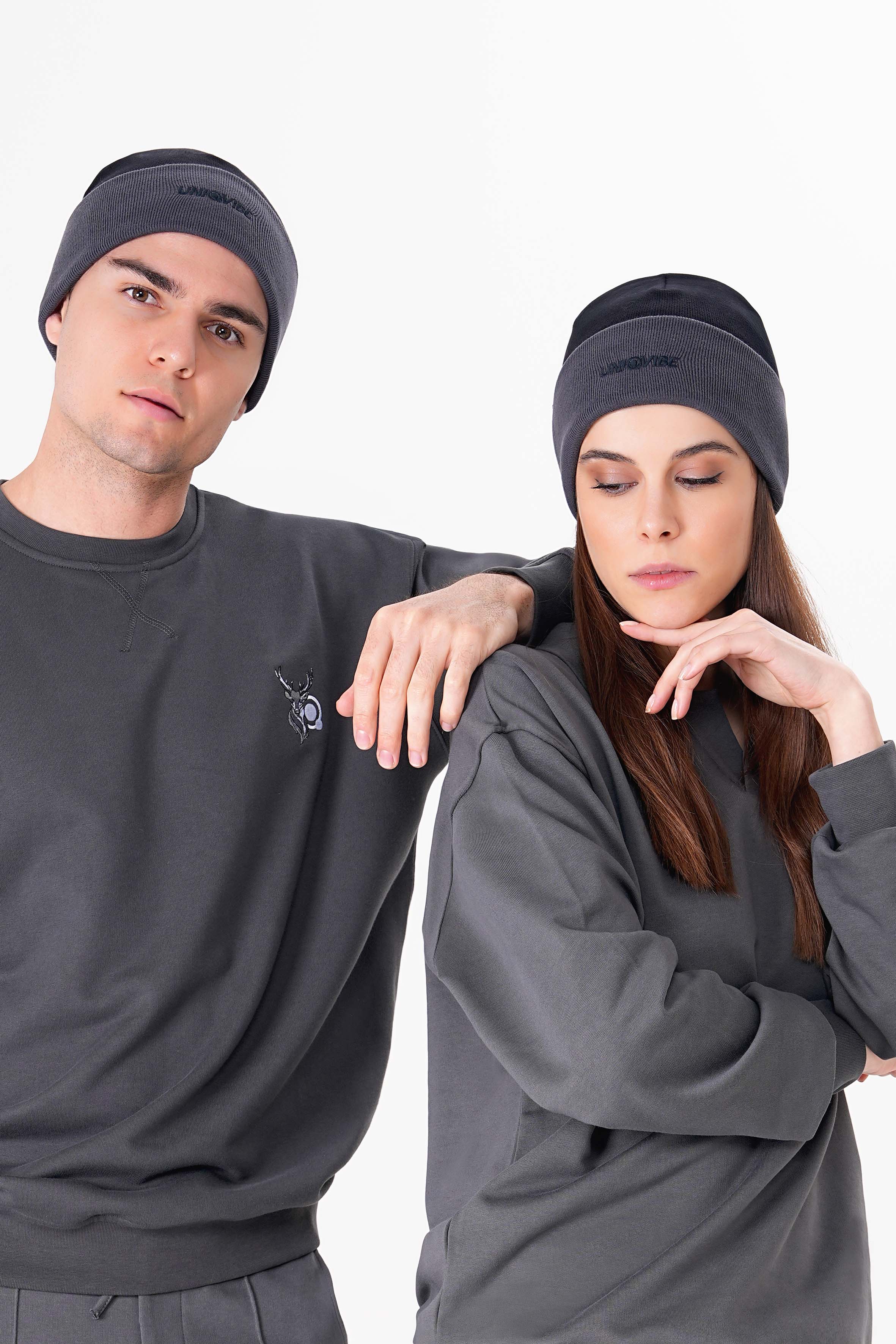 UNIQVIBE’nin %100 organik pamuktan üretilmiş unisex bereleri, kış stilinizi sürdürülebilir bir dokunuşla tamamlıyor. Pastel tonlardan koyu renklere kadar geniş bir renk yelpazesiyle, her tarza uygun seçenekler sunuyor. Çevre dostu üretim ve yumuşak dokusuyla bu bereyi keşfedin!  #Renk_Siyah