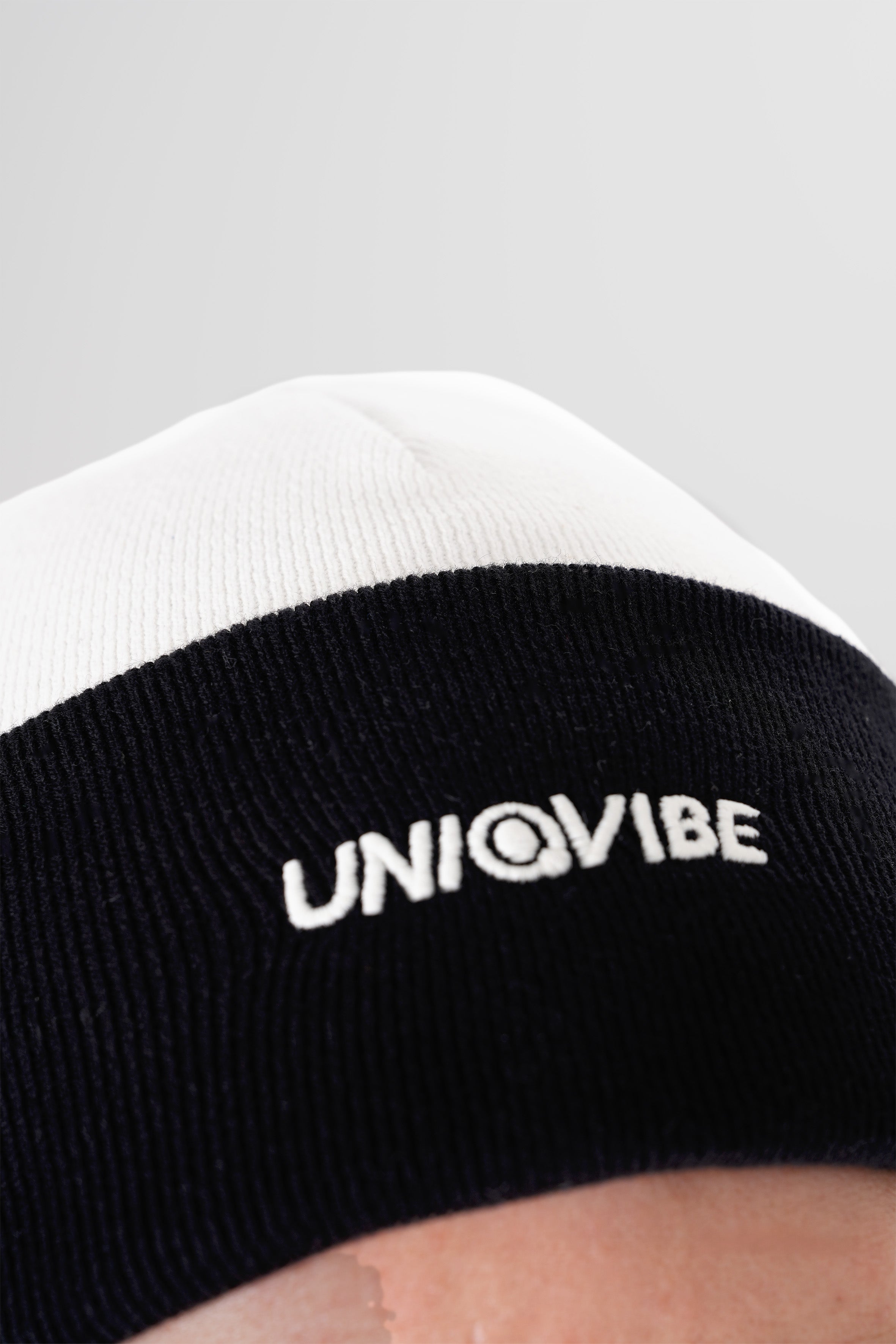 UNIQVIBE’nin %100 organik pamuktan üretilmiş unisex bereleri, kış stilinizi sürdürülebilir bir dokunuşla tamamlıyor. Pastel tonlardan koyu renklere kadar geniş bir renk yelpazesiyle, her tarza uygun seçenekler sunuyor. Çevre dostu üretim ve yumuşak dokusuyla bu bereyi keşfedin!  #Renk_Siyah