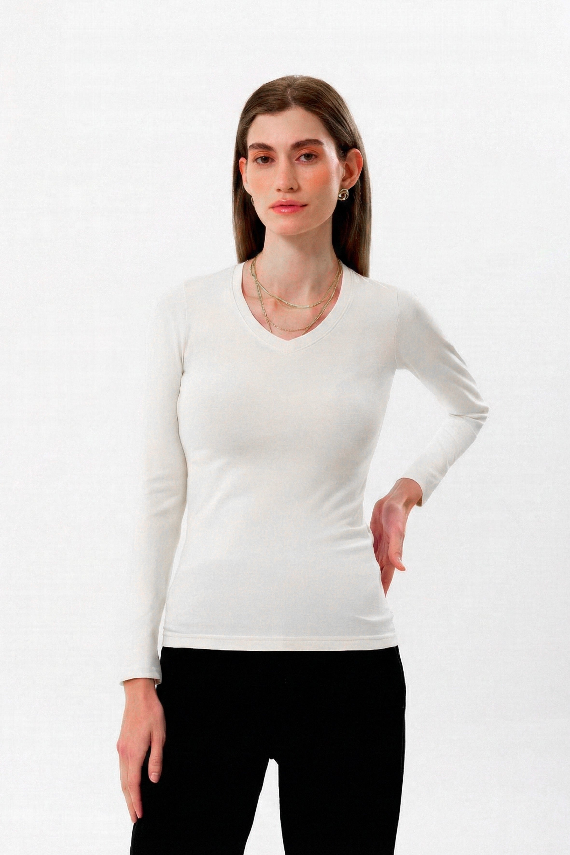 %100 organik pamuk kullanılarak üretilen beyaz kadın uzun kollu V yaka bluz, zamansız tasarımı ve doğal dokusuyla günlük kadın giyiminin vazgeçilmez parçalarından biridir. Doğal lif yapısı sayesinde ciltle uyumlu, yumuşak ve gün boyu konforlu bir kullanım sunar.