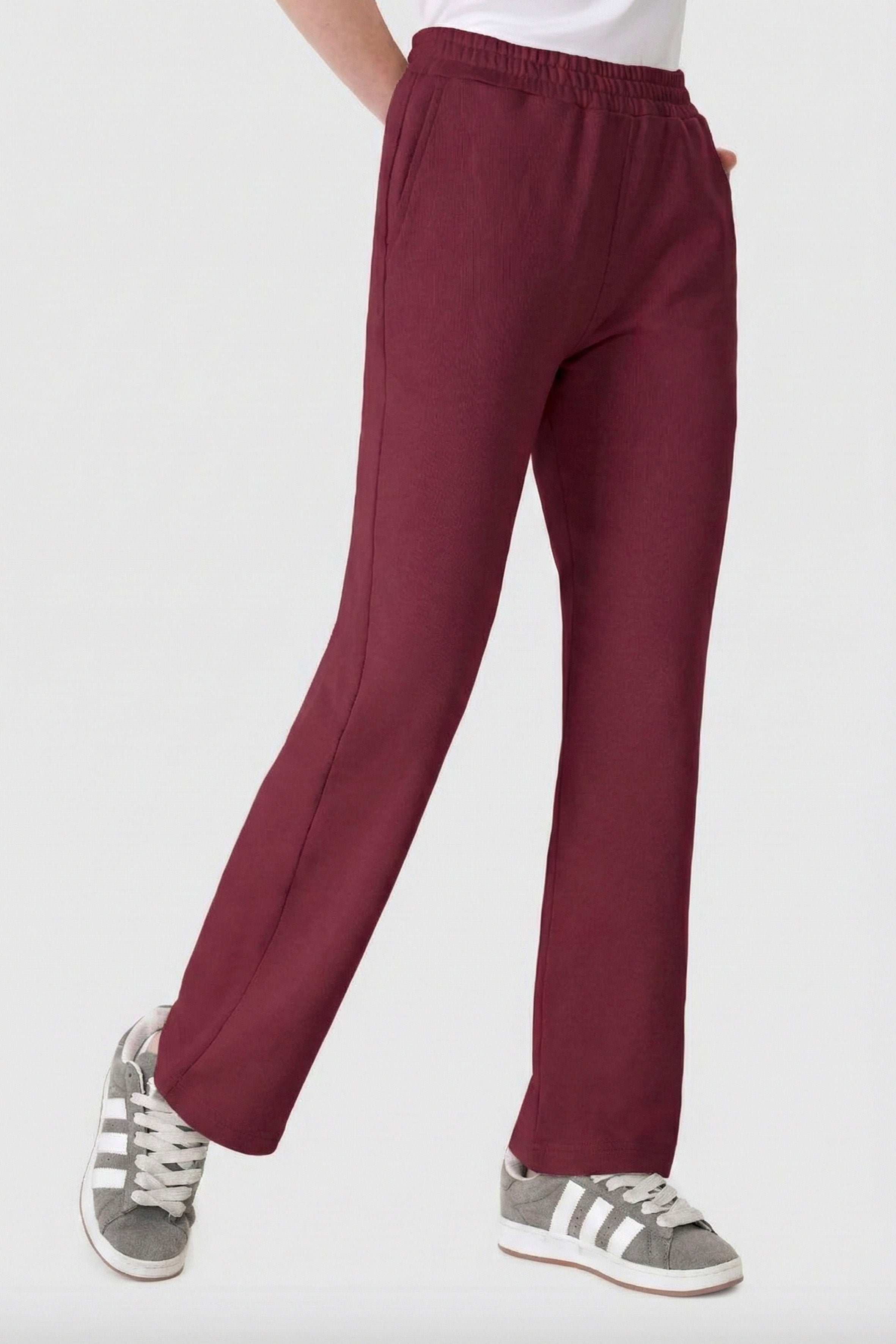 Bordo renkli, %100 organik pamuk kadın jogger pantolon – rahat kesimli, cepli ve sürdürülebilir eşofman altı modeli.